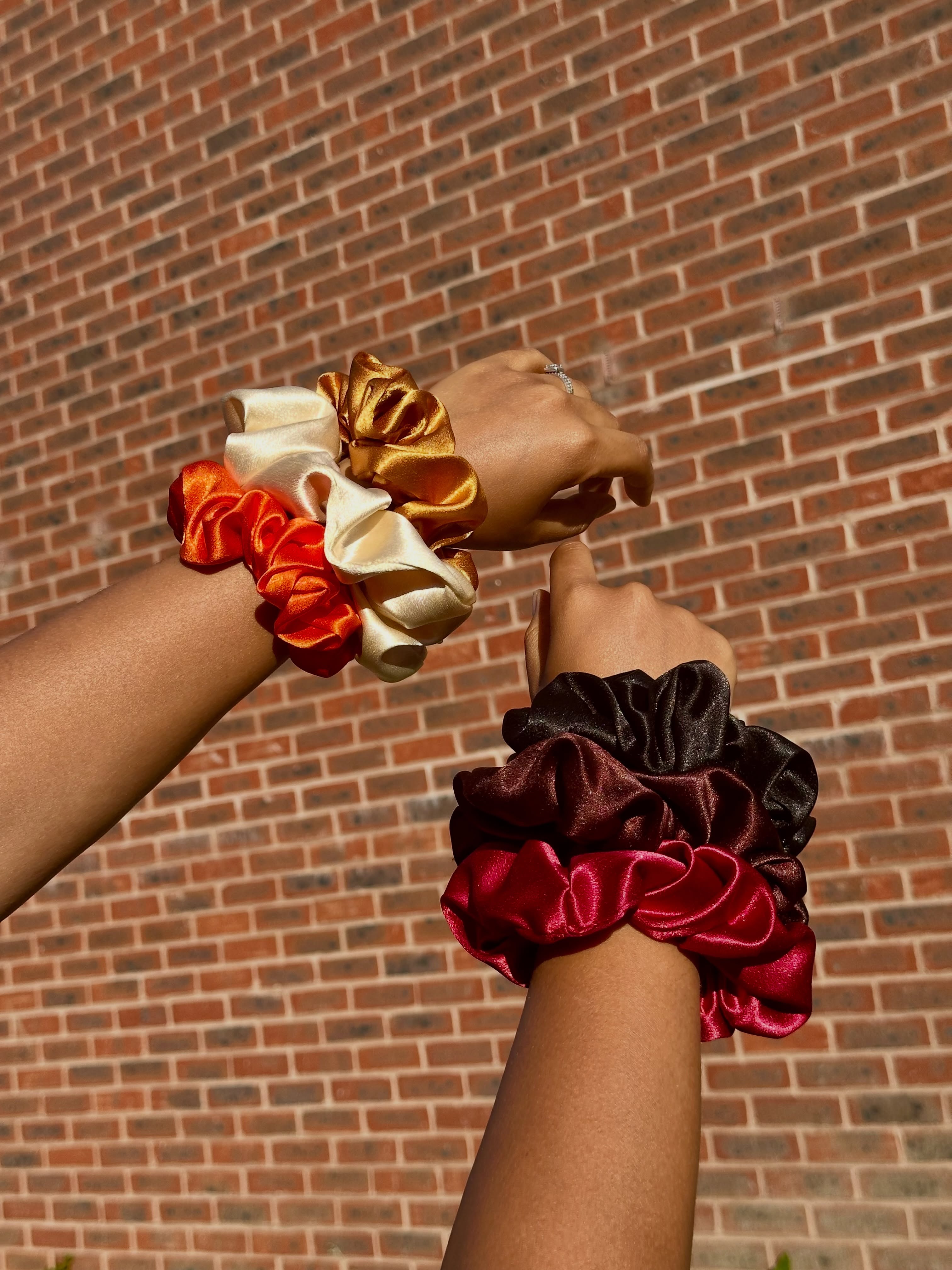 This summer wear your hair up and look cute whilst you at it with the Ahuva Silk Scrunchies 🤭🌞
#summerhairstyles #HeatProof #Silk #promoteyourbusiness #Brand