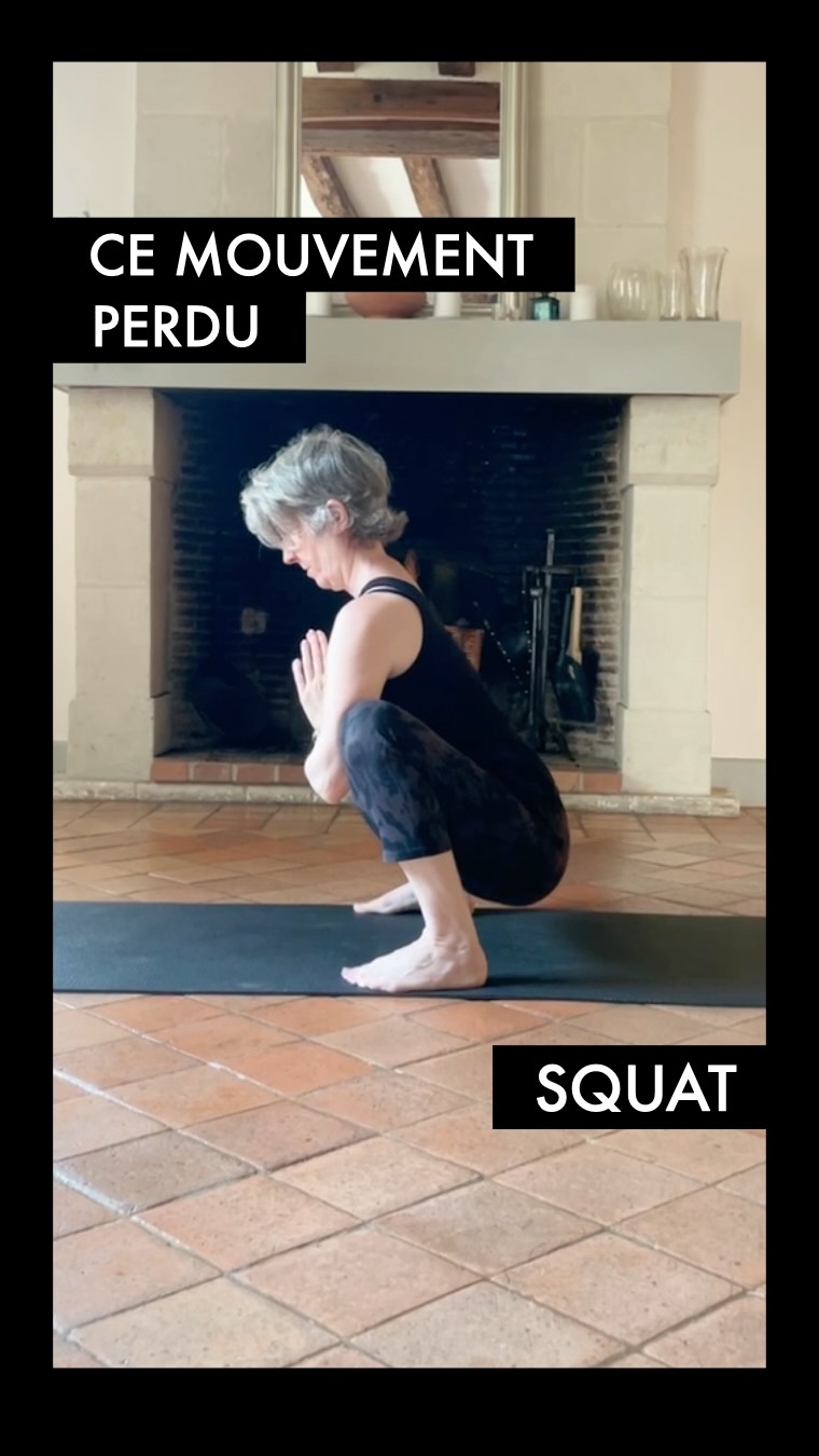 MALASANA, SQUAT INDIEN
Ce mouvement perdu... que nous faisions tous avec tant de facilité enfants. 👶👇
Regardez un jeune enfant jouer : il s’accroupit ainsi pendant des heures, naturellement, sans aucun effort. C’est le mouvement naturel par excellence. D’ailleurs, dans toutes les cultures où l’on vit encore près du sol, le squat indien (Malasana) reste la posture de repos quotidienne, préservée jusqu’à un âge avancé.
Chez nous, l’usage précoce et permanent de la chaise et du canapé a agi comme un plâtre : nous avons perdu cette liberté.
Et contrairement à ce que l’on pense, le blocage vient souvent encore plus d’un manque de flexion des hanches que de la flexion des chevilles.
Beaucoup de pratiquants rêvent de retrouver cette posture. Mais en Yogathérapie posturale, nous ne forçons jamais la structure. Nous la reconstruisons avec rigueur.
La clé mécanique dans cette vidéo :
Écoutez bien les repères de Serge en voix off pour reconstruire le mouvement sans forcer :
1️⃣ Les pieds largeur hanches externes pour ouvrir l’espace du bassin.
2️⃣ Les coudes qui pressent l’intérieur des genoux, pendant que les genoux résistent.
Cette action isométrique réveille la biotenségrité du corps.
⚠️ Notre conseil précieux :
Si le bassin ou les chevilles bloquent, glissez une couverture pliée ou une brique sous vos talons. Afin de rassurer votre système nerveux pour qu’il accepte de relâcher les tensions.
💬 Et vous, est-ce que vous arrivez encore à descendre dans ce squat naturel ?
Sentez-vous que ce sont plutôt vos hanches ou vos chevilles qui bloquent ?
Discutons-en en commentaire, nous sommes là pour vous guider !
#Yogatherapie #cathetsergeyoga #Malasana #SquatIndien #Biomecanique