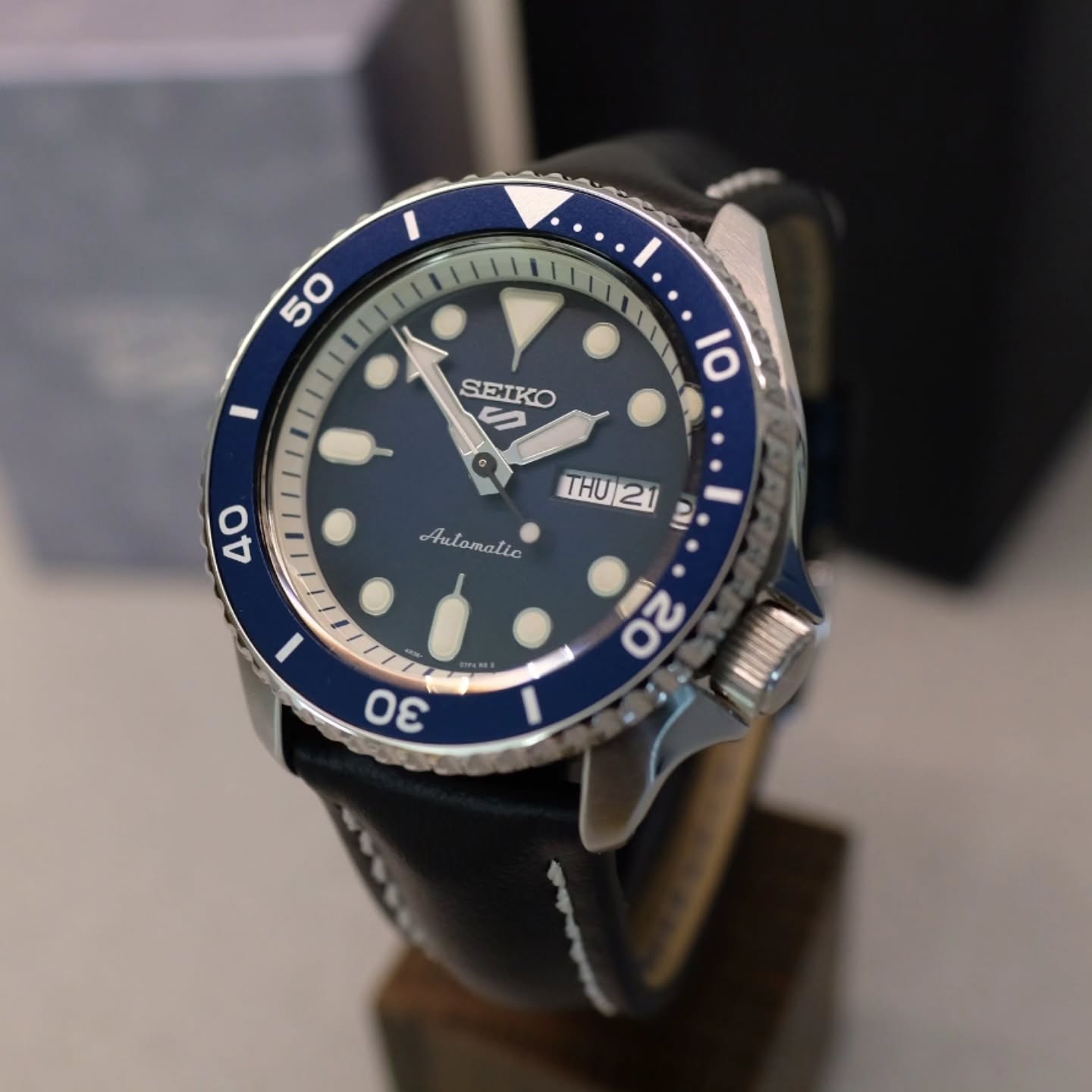 Till salu i verkstaden: Seiko dykare 4R36-07G0 i stål och med snygg blå-svart sunburst tavla. Klockan är ny, aldrig använd. Vi har tidigare haft kurs på den. Klockan har nytt urverk och visare. Säljs med ett stoppat Hirsch-band och 2 års garanti från oss. Pris 3900:- Välkommen in och titta!
#tidlösaur #urmakeri #seiko4r3607g0 #uppsala