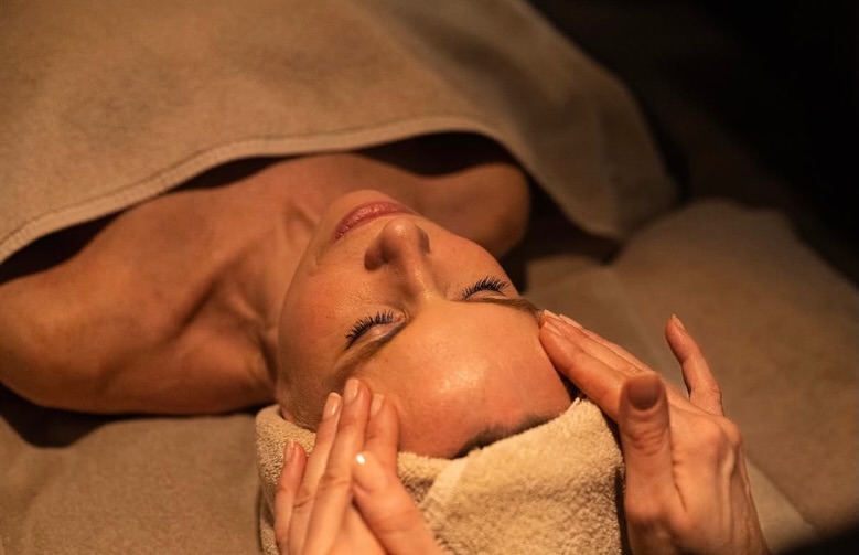 EXCLUSIVE MEMBER
Exklusivt medlemskap på The Lamp Spa. Upplev en oas av lyx, avkoppling och välbefinnande på The Lamp Spa. Vårt exklusiva medlemskap, med begränsat antal medlemmar, ger dig det bästa för din hälsa!
VAD INGÅR
- Välkomstpaket vid starten av ditt medlemskap
- Tillgång till spa och gym
- Tillgång till handduk, tofflor och badrock vid varje spabesök
- 20 % rabatt på behandlingar och vårt produktsortimen
- Möjlighet att ta med upp till tre vänner för endast 495 kr/person (erbjudandet gäller måndag-torsdag)
- Signaturfrukost för endast 195 kr (må-fr, i mån av plats, i samband med träning eller spa)
- 20% rabatt på mat för dig och tre vänner på The Lamp Restaurant samt The Knife Restaurant (gäller ej alkoholhaltiga drycker)
- 20% rabatt på boende på The Lamp Hotel (ankomst söndag-torsdag, ej kombinerbart med andra erbjudanden)
- Tvätt och tork av bad- och träningskläder, samt tillgång till personligt skåp
- Två exklusiva event per år
12 månader, förbetalt: 25 500 SEK
(Spara 4500)
12 månader löpande: 2500 SEK/MÅN
Boka på: 011-12 20 10 eller info@thelamphotel.se