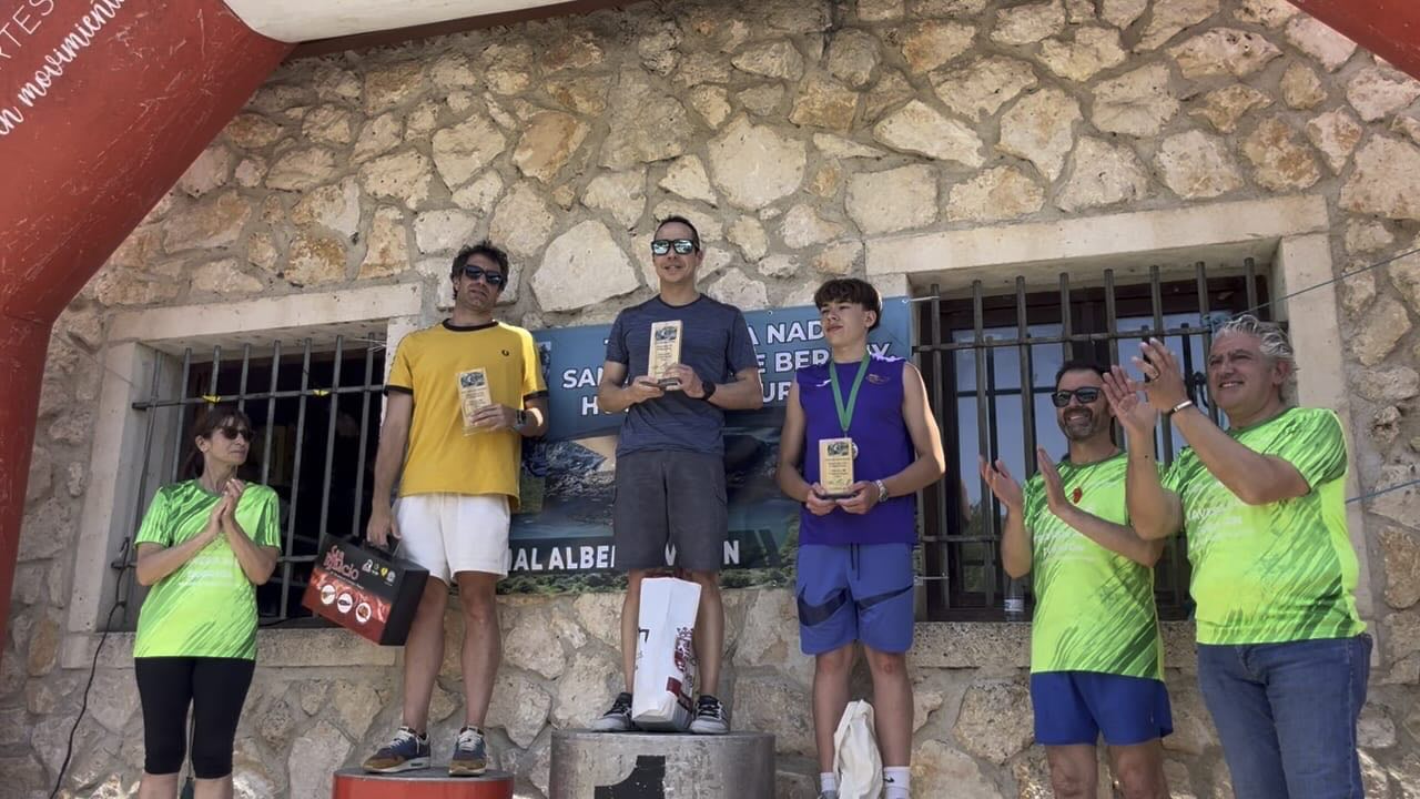 Ayer, en el espectacular entorno de las Hoces del Duratón, Ariel volvió a demostrar de qué está hecho. 🌊🏊♂️
El nadador máster de nuestro club se proclamó vencedor absoluto de la travesía, imponiéndose entre más de 300 nadadores de todas las categorías, con un impresionante tiempo de 52:37 en los 3.800 metros de la prueba. ⏱️🥇
Un resultado extraordinario que refleja el esfuerzo, la constancia y el talento de un gran deportista… y de una gran persona.
¡Enhorabuena, campeón! 💙👏 #NataciónMáster #HocesDelDuratón #Travesía #Campeón #OrgulloDeClub