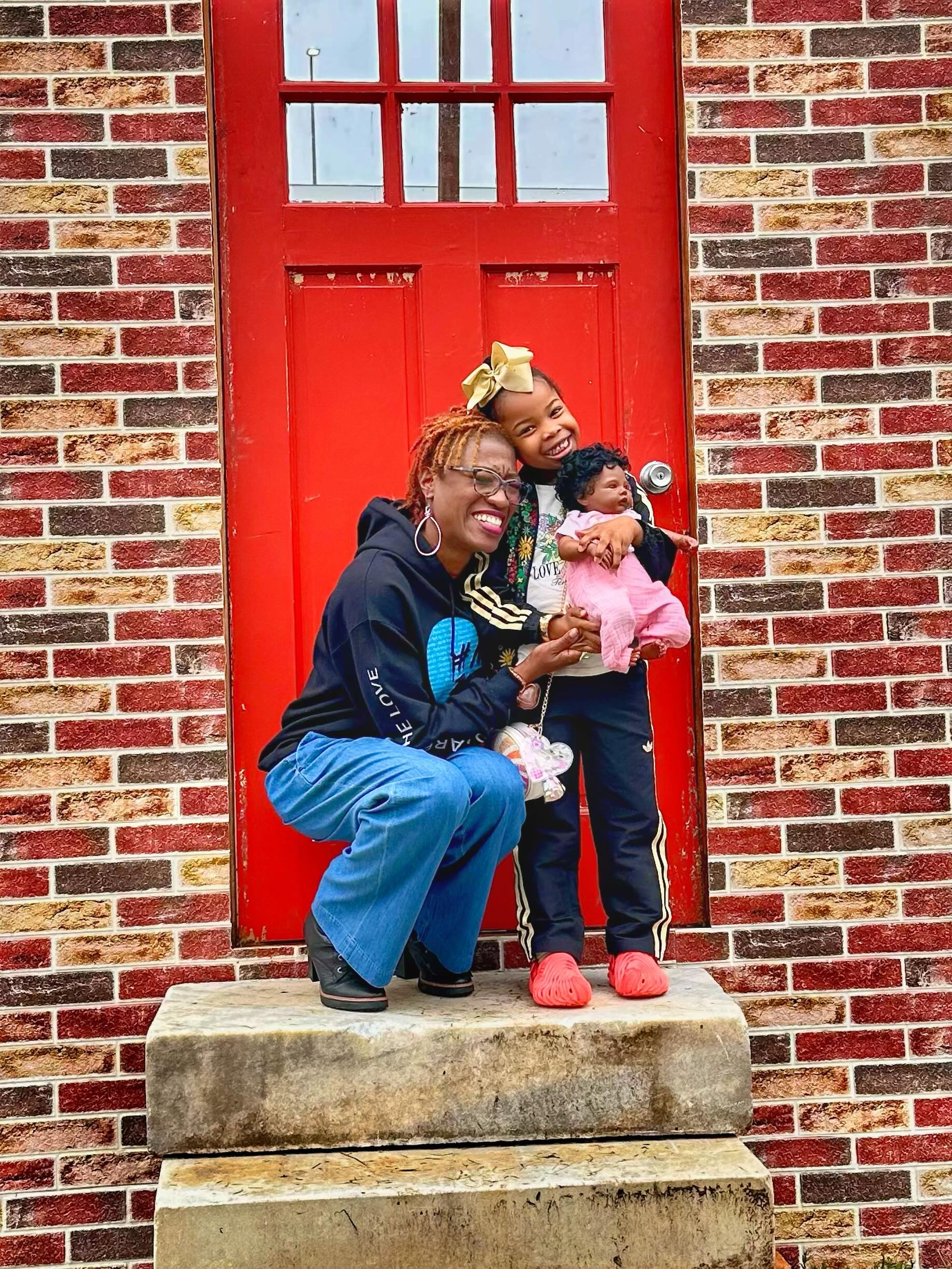 “It was as if I was embraced by my inner child.”🫂
Today at @artscapebmore, my friend’s daughter unexpectedly wandered into the frame with the most beautiful little spirit, and somehow the image became exactly what my heart needed without any planning at all.✨
There is something about the innocence and light children carry that reminds you the world is still gentle, even when life feels heavy.♥️
#littlejoys
#dionnejoynerweems
#thatpart
#author
#mybmore