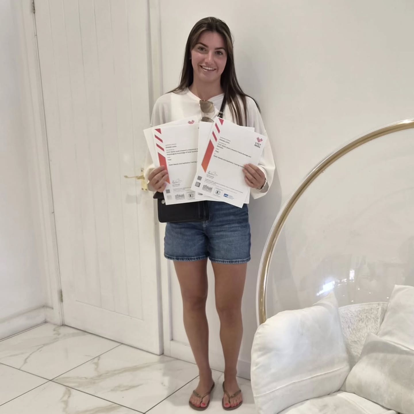 We are so proud when our students come in to collect their certificates
All the hard work, dedication and commitment has finally paid off, and seeing our students achieve their goals is the best feeling ever.
Well done Chelsea, we are so proud of you and can’t wait to see you smash it in the industry
#EssexBeautyAndAesthetics #BeautyTraining #OfqualRegulated #BeautyAcademy #AestheticTraining #StudentSuccess #BeautyCourses #Basildon #Essex
