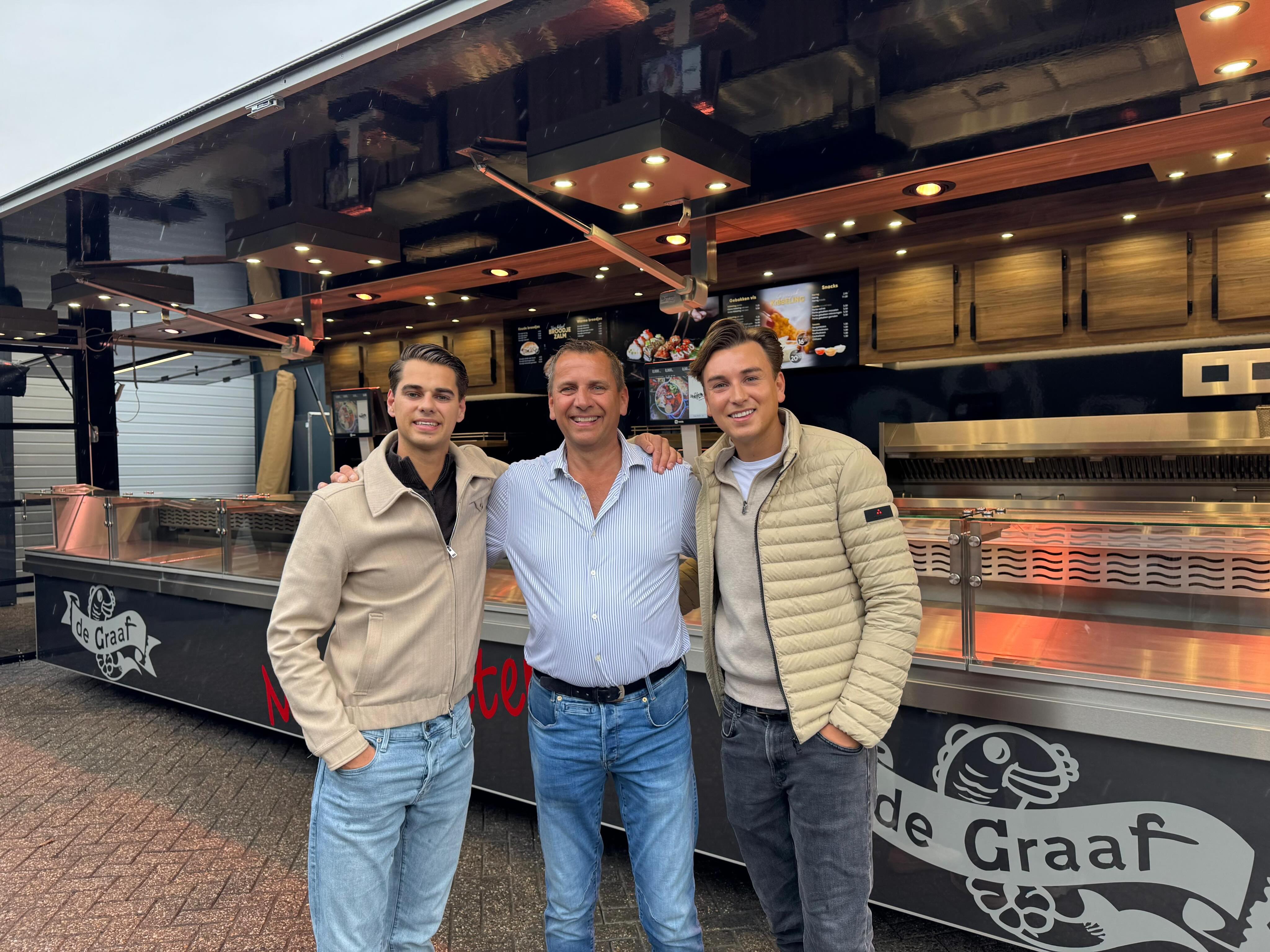 ONZE NIEUWE VERKOOPKRAAM! โจ๐๐ผ
Achter de schermen zijn we het afgelopen jaar druk bezig geweest met het samenstellen van onze gloednieuwe verkoopkraamโฆ en vanaf nu gaan we ermee op pad! ๐๐ฅ
Dat vieren we dit weekend met twee heerlijke acties, houd de socials daarom goed in de gaten! ๐
Kom gezellig langs en neem een kijkje bij onze nieuwe kraam! Hopelijk tot dan! ๐๐ผ
