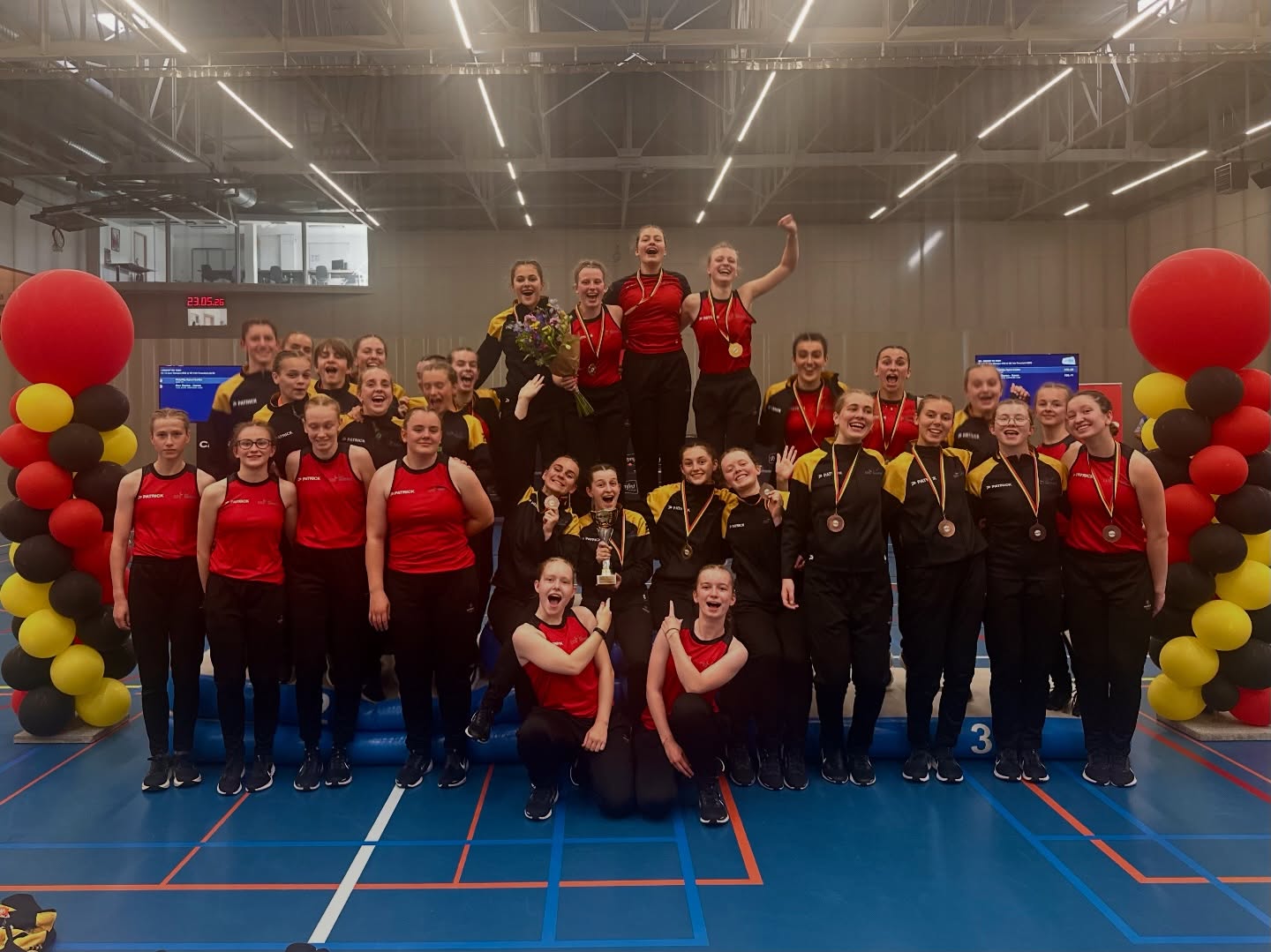 Een Belgische titel 🥇 en 4 bronzen medailles 🥉 voor freestyle tijdens het BK voor de beloften en 16+ meisjes 👏
19+ meisjes
🥉 SR2: Lise, Liselore
4️⃣ SR2: Fran, Mirte
🥉 SR4: Lara, Jana, Fleur, Mirte
🥇 DD4: Lise, Zoë, Fleur, Julie
16-18 meisjes
🥉 SR4: Klara, Louise, Juta, Ine
🥉 DD3: Flore, Moon, Ona
5️⃣ DD3: Jente, Klara, Ine
5️⃣ DD4: Flore, Ella, Juta, Klara
13-15 meisjes
5️⃣ SR2: Janne, Emma
5️⃣ SR4: Sara, Margaux, Janne, Emma
4️⃣ DD4: Mila, Céleste, Laura, Sara
5️⃣ DD4: Amélie, Ella, Florien, Julie
13-15 mixed
5️⃣ SR2: Boris, Sara
5️⃣ SR4: Boris, Céleste, Laura, Nienke
#cosropeskippers #jumprope #ropeskipping