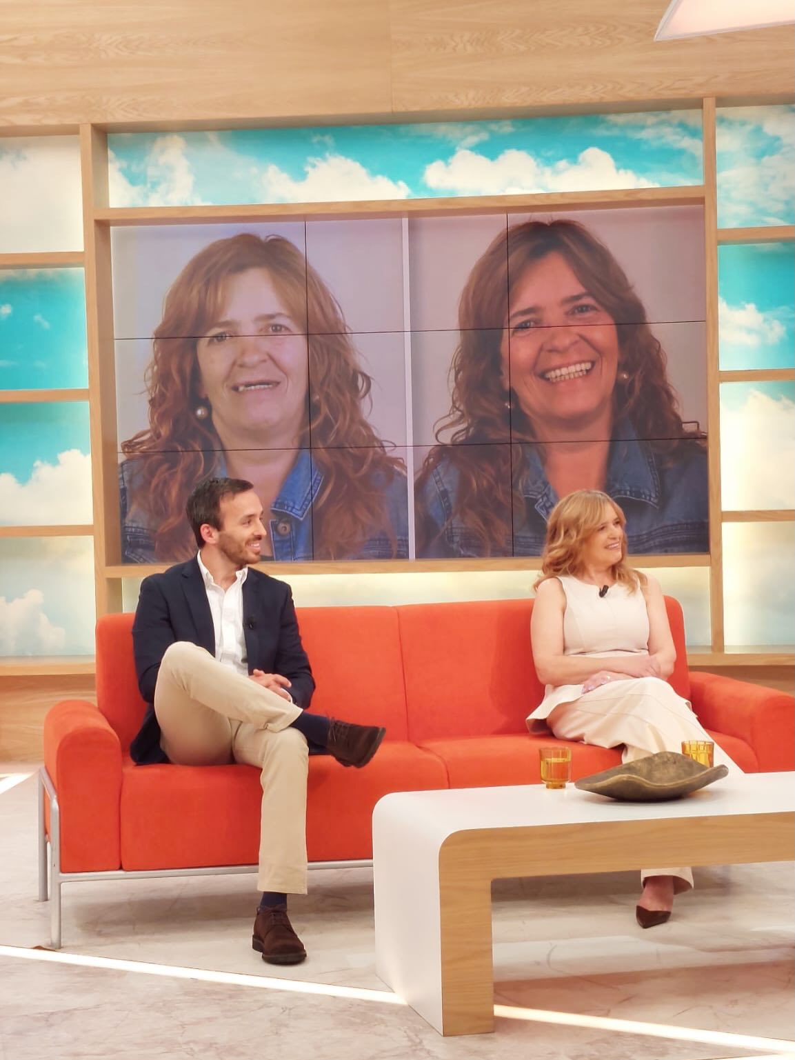 Recentemente tive o privilégio de estar presente no programa “Júlia”, na SIC, para partilhar um caso de reabilitação oral total sobre implantes que marcou profundamente a vida da Cristina Roxo.
Mais do que devolver dentes, este tipo de tratamento devolve função, conforto, autoestima e confiança. E talvez seja precisamente isso que torna a medicina dentária tão especial: a capacidade de transformar não apenas sorrisos, mas também a forma como uma pessoa se sente consigo própria e vive o seu dia a dia.
Foi muito gratificante poder mostrar ao público o impacto real que uma reabilitação oral pode ter na qualidade de vida de alguém — física, emocional e socialmente.
Obrigado à Cristina pela confiança, coragem e generosidade em partilhar a sua história, e à equipa da SIC e do programa Júlia pelo convite e pela oportunidade de levar esta mensagem a tantas pessoas.
—————————————————————————————
Recently, I had the privilege of being invited to the TV show “Júlia”, on SIC, to share a full-mouth implant rehabilitation case that profoundly changed Cristina Roxo’s life.
More than simply restoring teeth, this type of treatment restores function, comfort, self-esteem, and confidence. And perhaps that is exactly what makes dentistry so special: the ability to transform not only smiles, but also the way a person feels about themselves and experiences everyday life.
It was truly rewarding to show the public the real impact that oral rehabilitation can have on someone’s quality of life — physically, emotionally, and socially.
A special thank you to Cristina for her trust, courage, and generosity in sharing her story, and to the SIC and Júlia teams for the invitation and the opportunity to bring this message to so many people.
#sic #maloclinic
