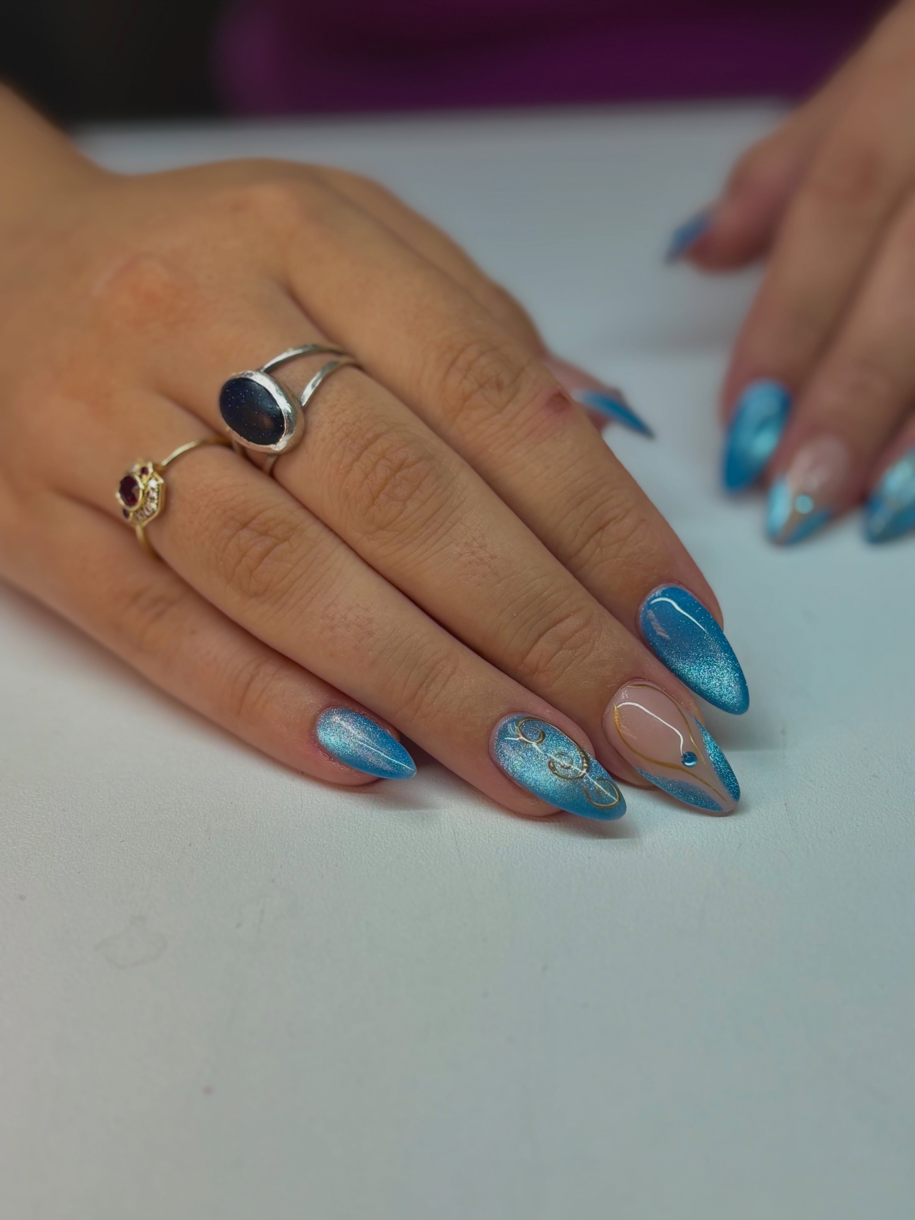 Cinderella lost her glass slipper.. it landed on her nails. ✨🪞
Book with our newest nail tech , June! 🩵 @juneberry_nails
