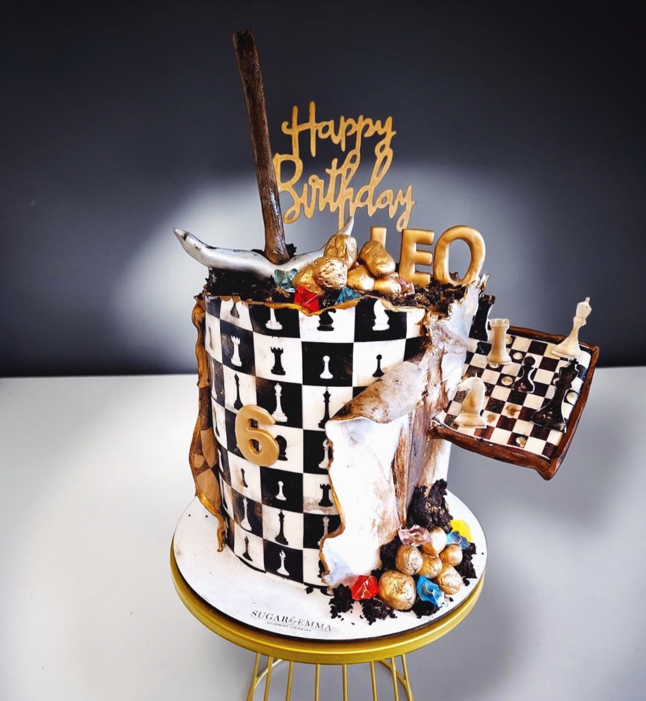 Je sais même pas si c’est encore un gâteau ou une œuvre sortie d’un film fantastique. ♟️✨
Entre l’échiquier suspendu, les pièces qui semblent sortir du gâteau, les textures brûlées, l’or, les pierres précieuses…
ce projet m’a clairement fait perdre la notion du temps. 😭
Et c’est exactement ce que j’aime dans le cake design :
pouvoir transformer un simple anniversaire en univers complètement immersif.
Franchement…
à 6 ans, recevoir CE gâteau-là, c’est un vrai move de boss. ♟️🔥
✨ Sugar Event continue l’aventure depuis un laboratoire privé à Cagnes-sur-Mer.
Gâteaux sur commande uniquement • retrait sur rendez-vous.
📩 Infos, tarifs & formations disponibles via le lien en bio.
#cakedesign #chesscake #birthdaycake #sugareventbyemma #customcake