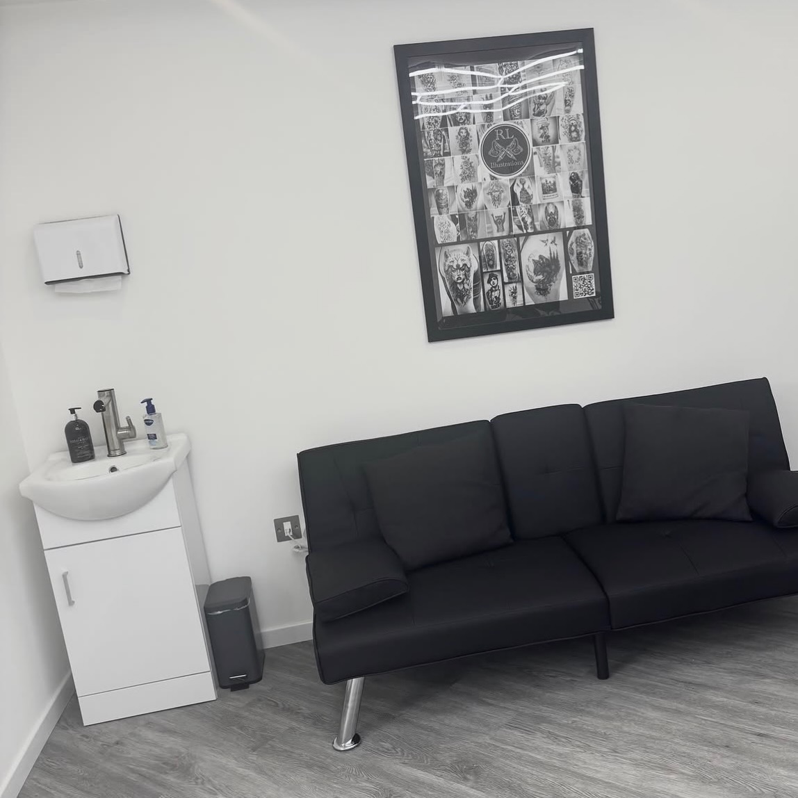 There’s something about monochrome that always works 👌🏼
Our Basics 450mm unit was the perfect finishing touch to tattooist @rl_illustrations’ home studio - practical, stylish and compact enough to fit perfectly into the space 🙌🏼
When you’re setting up a home studio, having reliable hot and cold running water without the hassle and cost of plumbing can make all the difference.
Thanks for tagging us!
#portablesink #tattooroom #tattooist #tattooartists