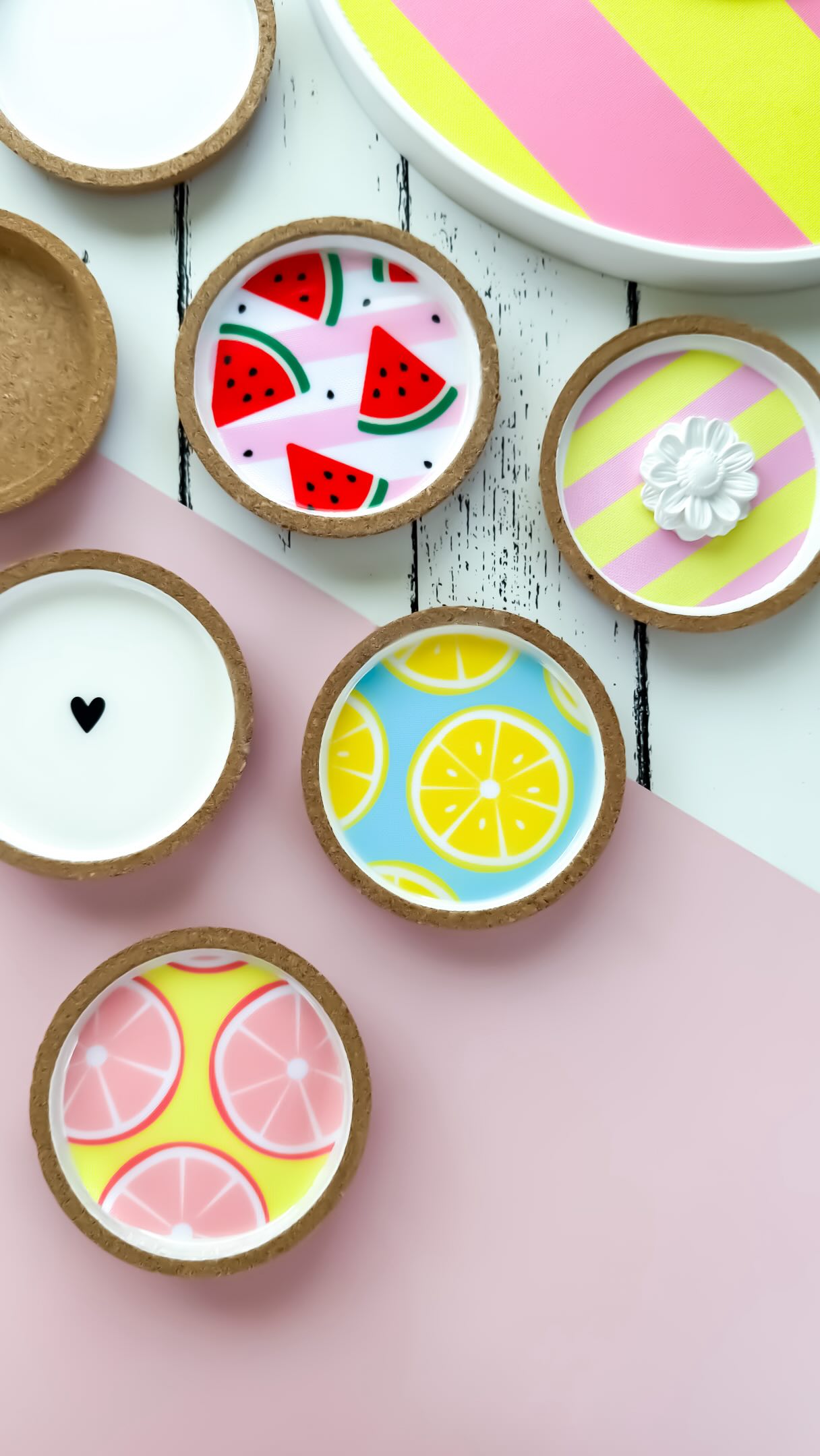 Werbung | Virale Korkuntersetzer mit Inlays 🍋🍉🍊
Ihr wolltet unbedingt ein Video der viralen Korkuntersetzer mit ner Inlay Variante. Tadaa, hier ist es 🎉❤️
Die ursprüngliche Idee für die Untersetzer stammt von @nina.und.das.landleben_ 🫶 #supporteachother !
Bewahrt unbedingt den Zettel der Verpackung auf, der ist nämlich ne perfekte Schablone für meine Inlays.
Den Untersetzer wie gewohnt gießen und dann erstmal kurz abstellen. Das Inlay auf keinen Fall direkt auf die Gießmasse legen! Erstmal kurz abwarten und sobald die Masse ein klein wenig angezogen ist, könnt ihr das Inlay vorsichtig drauf ablegen.
Ich habe übrigens mit Keraflott gegossen :)
Meine Summer Vibes 2.0 Inlays und noch viele weitere findet ihr im Shop von @allesfuerselbermacher
Gebt in der Suchleiste einfach „studio.mARTinchen“ ein🥰
💌 Kommentiert mit „Kork“ und ich schicke euch die Materialliste (Hinweis: checkt unbedingt eure Einstellungen, weil meine Nachricht sonst evtl. vom System verborgen wird, wenn ihr mir nicht folgt ❤️)
#diy #ikeahack #raysin #diyhacks