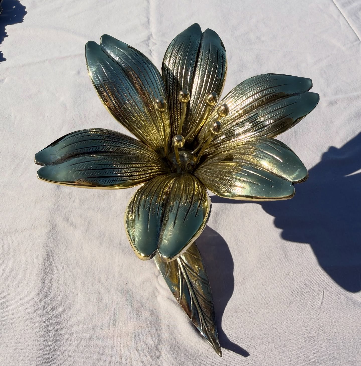 Une jolie fleur en laiton avec 6 pétales amovibles faisant office de cendrier individuel.
Longueur environ : 22 cm
Hauteur environ : 13,5 cm
Longueur pétale : 10 cm
Un objet déco et pratique , les pétales pouvant se positionner ouvertes ou fermées .
Années 60-70
Bel état , et très déco
🛒 prix et disponibilité dans la boutique en ligne.
#decoration #fleur #flower #laiton #cendrier