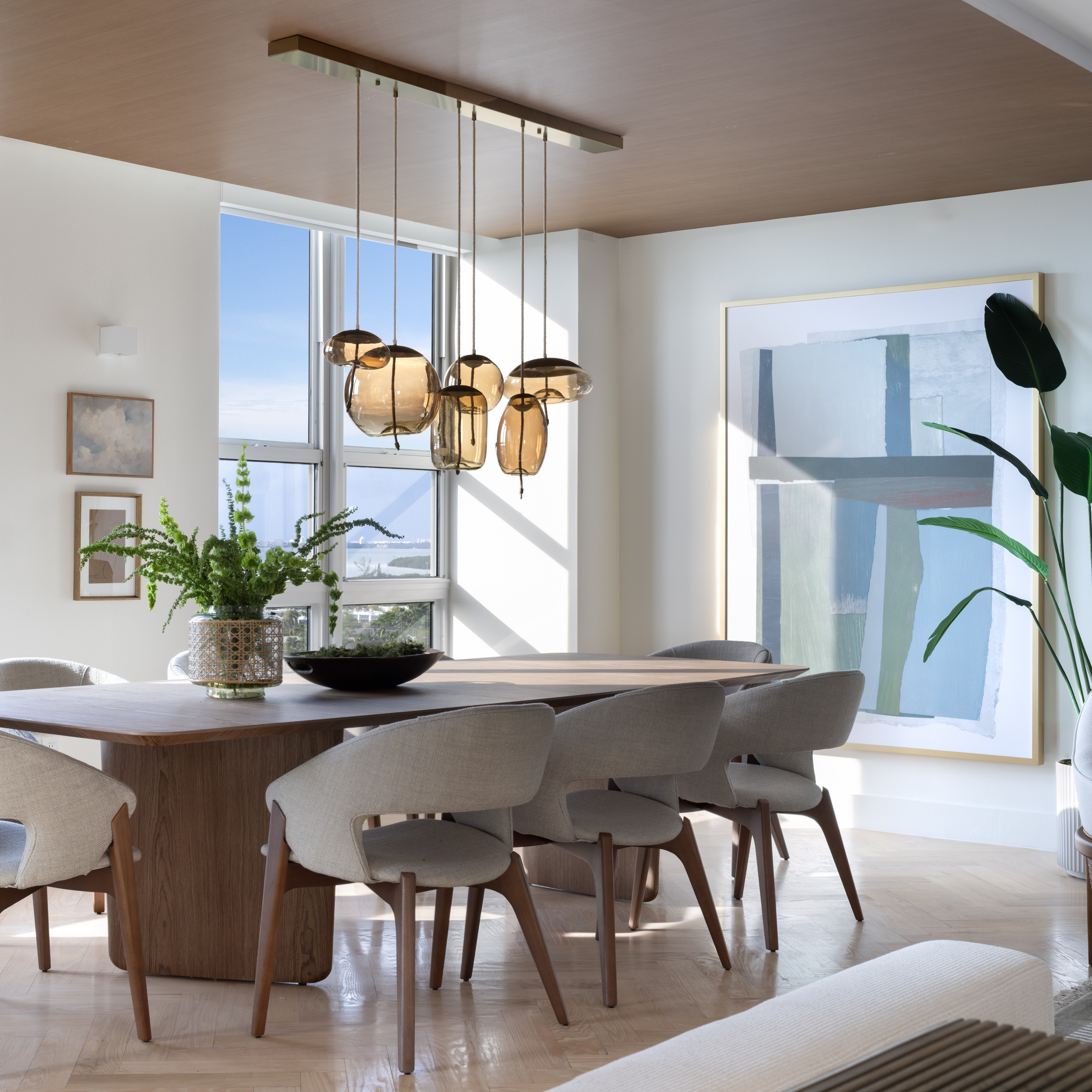 “Memories and Materials” — our Key Biscayne project featured in the new Brazil issue of Florida Design.
A soft balance of warm Brazilian woods, sculptural lighting, stunning design chairs, and breezy blues and greens inspired by the water views surrounding this home. A layered, timeless approach to Brazilian-inspired living — refined, natural, and deeply livable.
Photography by @phlphotography
Chairs and tables by @harmonyluxuryfurniture — a true expression of timeless Brazilian design.