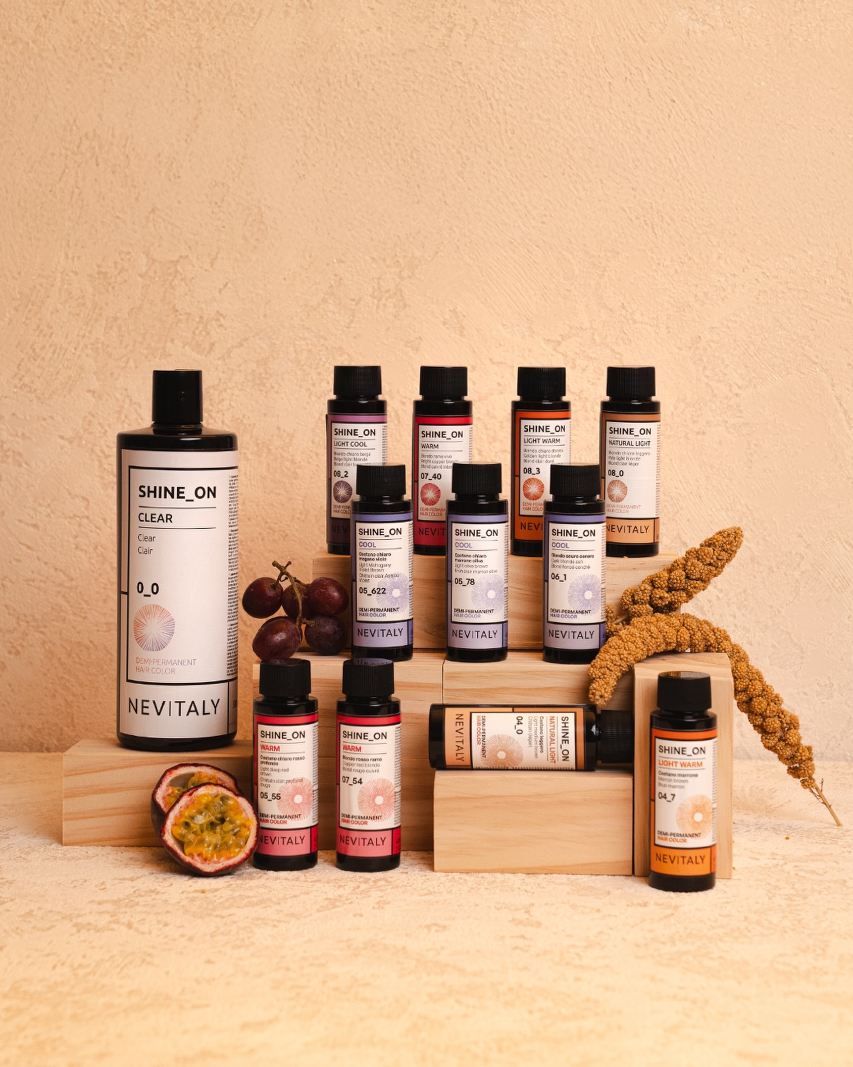 Bring deinen Salon zum Strahlen mit Shine_ON. ✨
Die glänzende demi-permanente Haarfarbe gibt es jetzt mit 7 neuen Nuancen. 🌈
Die sanfte, pH-ausgewogene und vegane Formel ist angereichert mit Passionsblumenextrakt, roten Weinfrüchten und Hirse. Für zero lift, zero stress und sichtbar gepflegten Glanz im Haar. 💜
#Nevitaly #ShineON