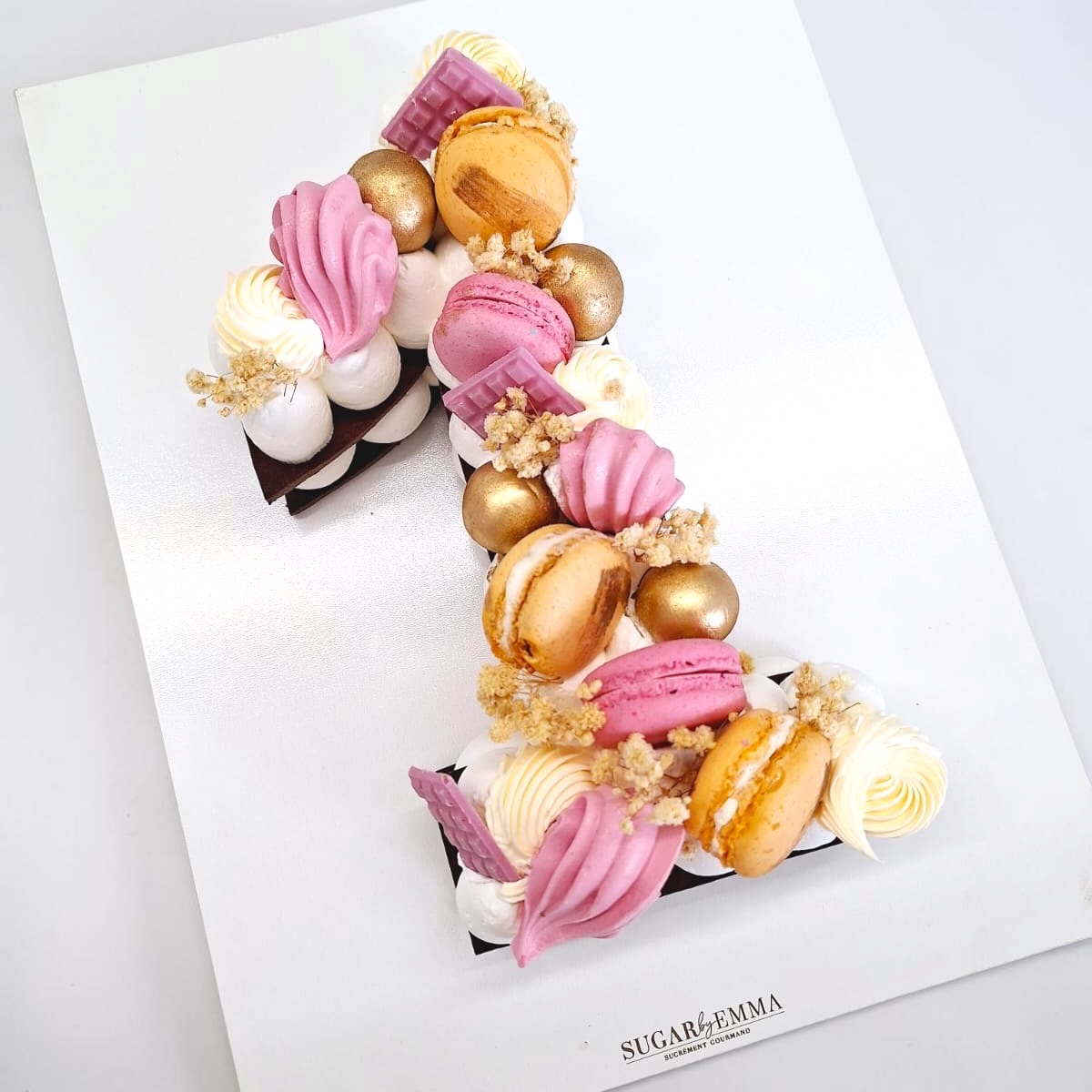 On est d’accord que les Number Cakes ont quand même ce talent incroyable de faire croire qu’on est une personne organisée et élégante… alors qu’en cuisine c’était probablement le chaos 2h avant. 😭😂
Entre les macarons, les touches de chocolat, les pochages, les textures et les petites fleurs séchées…
ce “2” là avait clairement décidé d’être la star de la fête. ✨
Et franchement…
je ne me lasserai jamais de ce combo rose, blanc et doré. 🫶🏻
✨ Sugar Event continue l’aventure depuis un laboratoire privé à Cagnes-sur-Mer.
Gâteaux sur commande uniquement • retrait sur rendez-vous.
📩 Infos, tarifs & formations disponibles via le lien en bio.
#numbercake #cakedesign #birthdaycake #cakeartist #sugareventbyemma