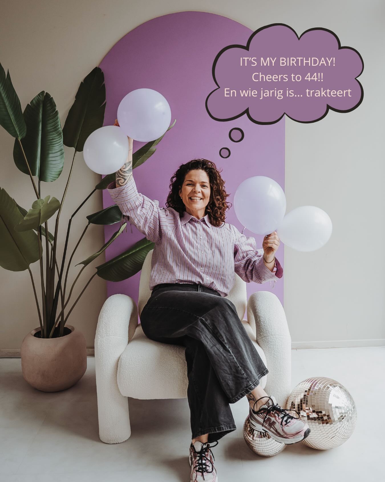WHOOP WHOOP.
Vandaag is het feest, want ik ben jarig!
44 it is! 🥳
En wie jarig is, trakteert natuurlijk
Daarom krijg je tijdelijk €44 korting op AL mijn diensten!
Zoals:
🛒 De Supermarkt Safari
💜 De Brainstof HormoonCheck
💜 Mijn 6 maanden traject
Omdat ik het gewoon onwijs belangrijk vind dat jij als vrouw weer straalt, vol energie zit, gezond voelt en vooral: dat JIJ weer lekker in je vel zit!
Wil jij aan de slag met jouw leefstijl, voeding en hormonen?
Laat dan het woord: FEEST 🎉 achter voor meer informatie
Dan neem ik contact met je op.
Www.brainstof.com/diensten