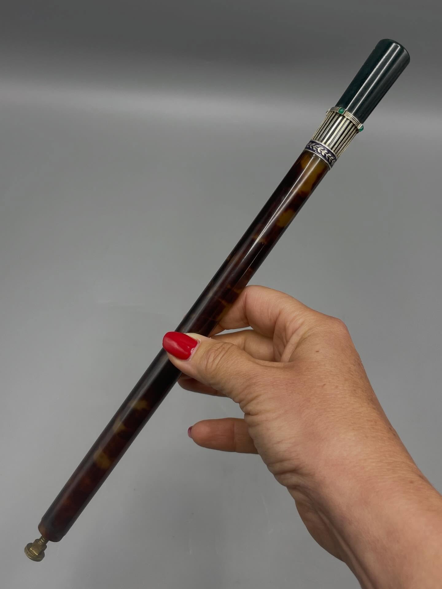 Rare Art Nouveau parasol handle, Belle Époque period, circa 1900.
Elegant shaft in mottled blond tortoiseshell, topped with a substantial cylindrical pommel in polished dark green jade. The finely crafted silver mount is decorated with cobalt blue enamels featuring a stylized frieze motif, enhanced with small emerald-green cabochons.
A superb example of late 19th-century silversmithing, of Austro-Hungarian origin from the Art Nouveau period.#yesterdayknuts #antiquedealersofinstagram #antique #collection #cabinetdecuriosités