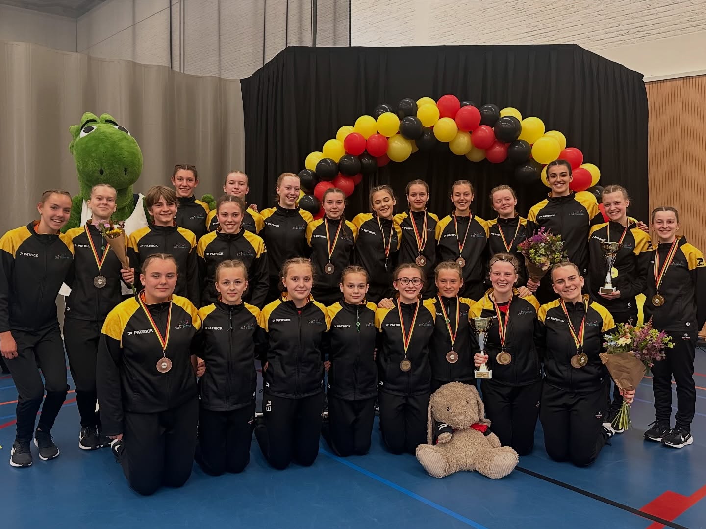 Meteen twee Belgische titels 🏆 voor de beloften en 16+ meisjes tijdens de speedsessie op het groot BK 🤩
19+ meisjes
🥇 SR speed: Klara, Mirte, Lise, Zoë
🥇 Dubbels: Lara, Julie
4️⃣ Dubbels: Zoë, Anke
🥉 DD speed relay: Lara, Zoë, Mirte, Julie
16-18 jaar meisjes
🥉 SR speed: Anke, Ona, Jente, Finne
🥉 Dubbels: Klara, Ona
4️⃣ Dubbels: Jente, Finne
4️⃣ DD speed relay: Luna, Ella, Jente, Klara
🥉 DD speed sprint: Louise, Moon, Anke
13-15 jaar meisjes
4️⃣ SR speed relay: Emma, Julie, Ella, Sara
🥈 Dubbels: Emma, Alessia
4️⃣ Dubbels: Julie, Mila
🥉 DD speed relay: Sara, Mila, Margaux, Janne
4️⃣ DD speed sprint: Sara, Margaux, Janne
5️⃣ DD speed sprint: Emma, Alessia, Mila
13-15 jaar mixed
4️⃣ Dubbels: Sara, Boris
4️⃣ DD speed sprint: Boris, Céleste, Laura
#cosropeskippers #jumprope #ropeskipping