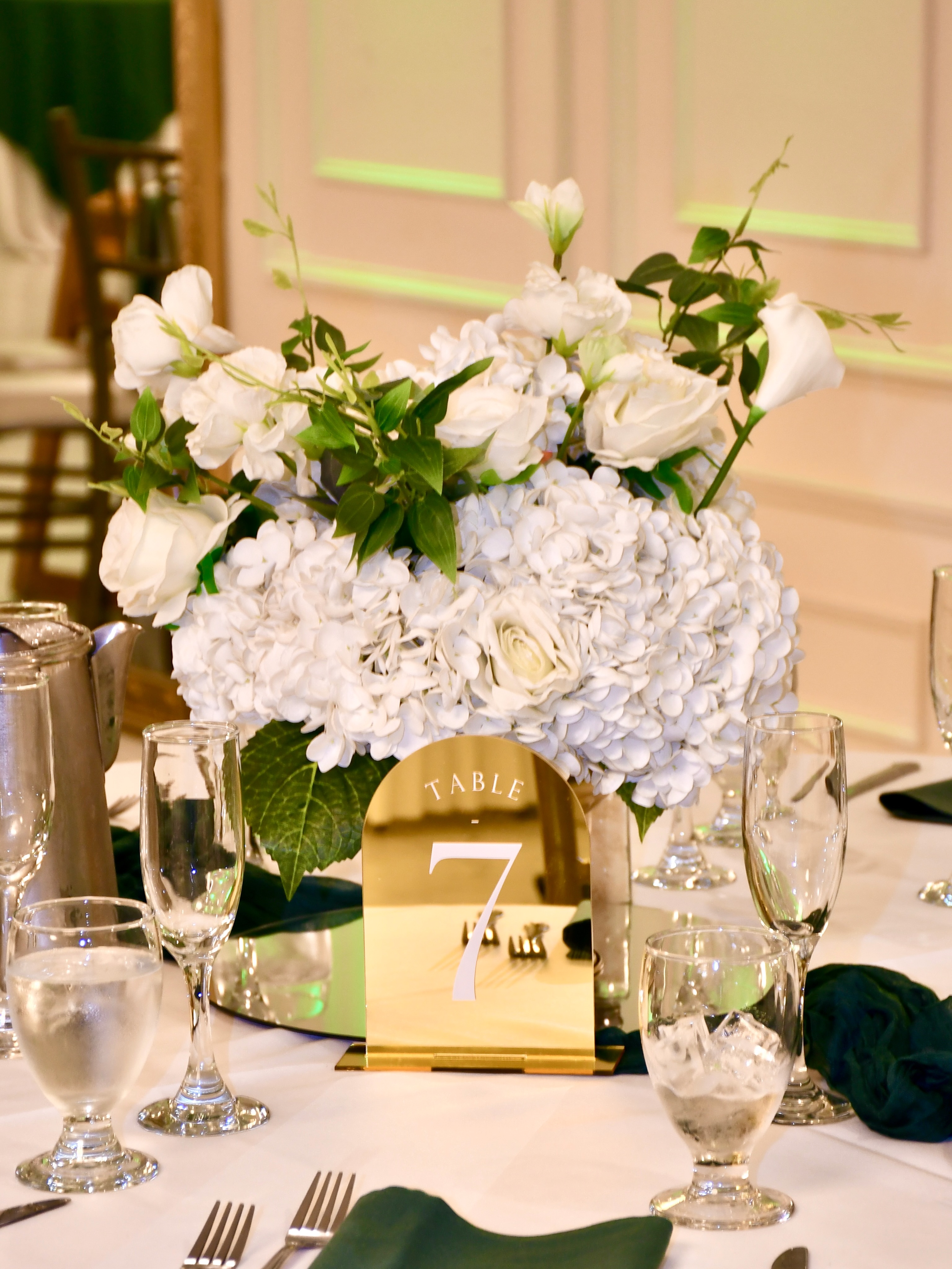 🌿✨ Just look at this stunning white floral centerpiece for a beautiful green and white wedding with gold accents! Perfectly capturing the essence of romance and elegance. 💍
Stay tuned for more sweet moments and romantic photos from this weekend’s events—we can’t wait to share all the magic with you!
#WeddingDecor #FloralDesign #RomanticWeddings #WeddingInspiration #WeddingGoals
Venue: @castle.royale