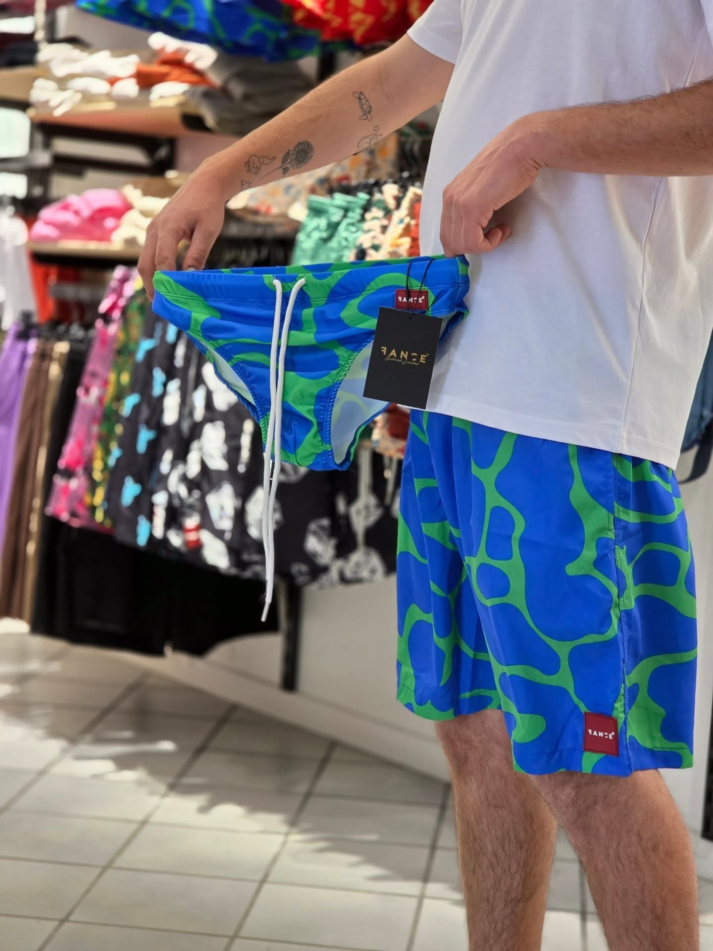 Finalmente sono arrivati quelli estivi, quelli veri. ☀️
Costumi, short, bermuda jeans, pantaloni leggeri, lino, camicie fantasia, camicie a manica corta e un bel po’ di nuovi arrivi da provare.
In questi giorni abbiamo sistemato tanta roba nuova sia in negozio che nei mercati, quindi se stavi aspettando capi più freschi per l’estate… adesso ci siamo.
Ci trovi:
📍 In negozio
FANCE Store
Via Emilia 284
47922 Santa Giustina (RN)
🕘 Orari negozio
Lun–Ven 9:30–19:30
Sab 9:30–13:30 / 16:00–19:30
Dom chiuso
📍 Mercati della mattina
Lunedì: Gatteo Mare
Martedì: Savignano sul Rubicone
Mercoledì: Bellaria, Cesena, Rimini
Giovedì: Cervia e Gambettola
Venerdì: Santarcangelo, Cesenatico, Riccione
Sabato: San Mauro Pascoli, Rimini, Cesena
🕗 8:00–12:30
🌙 Mercati serali
Lunedì sera: Cesenatico
🕖 19:00–23:30
Venerdì sera: Cervia
🕟 16:30–24:00
Per vedere tutti gli orari aggiornati, i mercati e il negozio, trovi tutto nel link in bio.
Nuovi arrivi estivi pronti.
Ora manca solo provarli.
#fanceabbigliamento #fance #abbigliamentouomo #nuoviarrivi #estate2026 costumiuomo camicelino bermuda pantalonilino romagna mercati santagiustina rimini