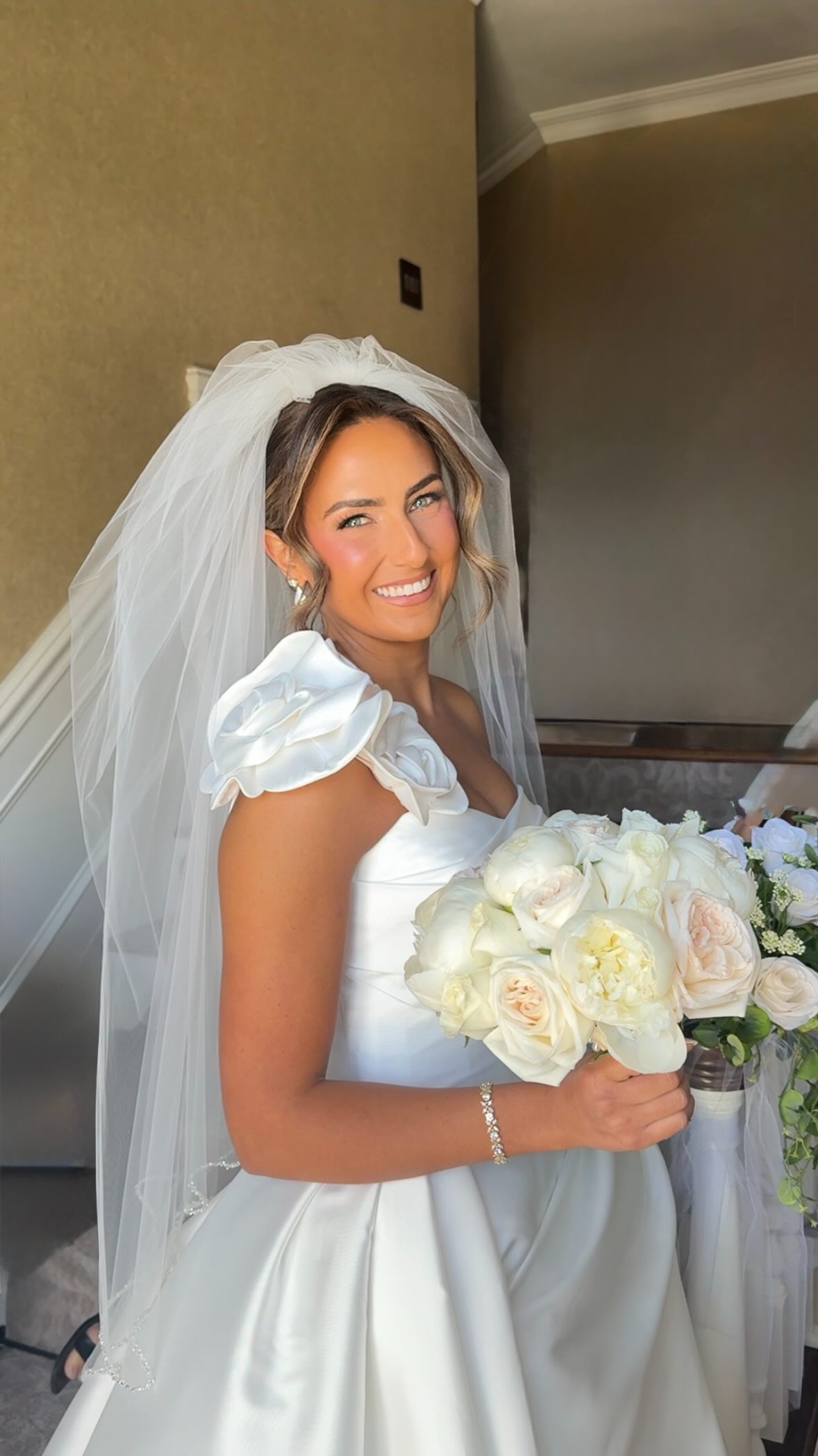 Brides requests:
FULL “I don’t want to see my skin” coverage ✅
Bright pink blush ✅
Matte eyes with sparkle topper✅
Eyeliner with a wing ✅
Happy MDW! All emails and new inquires will be answered tomorrow on 5/26
Link in bio to submit your wedding day inquiry & book special event appointments
#longislandmakeupartist #nymakeupartist #longislandbridalmakeupartist #bridalmakeup #bronzemakeup wedding day, nyc makeup artist, new york makeup artist, bridal makeup wedding ideas, destination wedding, bride, makeup inspo, italy wedding, tulum wedding, mexico wedding, ireland wedding, Europe, makeup artist, montauk makeup artist, soft glam, natural, glowy makeup, bronzey makeup, summer wedding, NYC, Manhattan, Hamptons