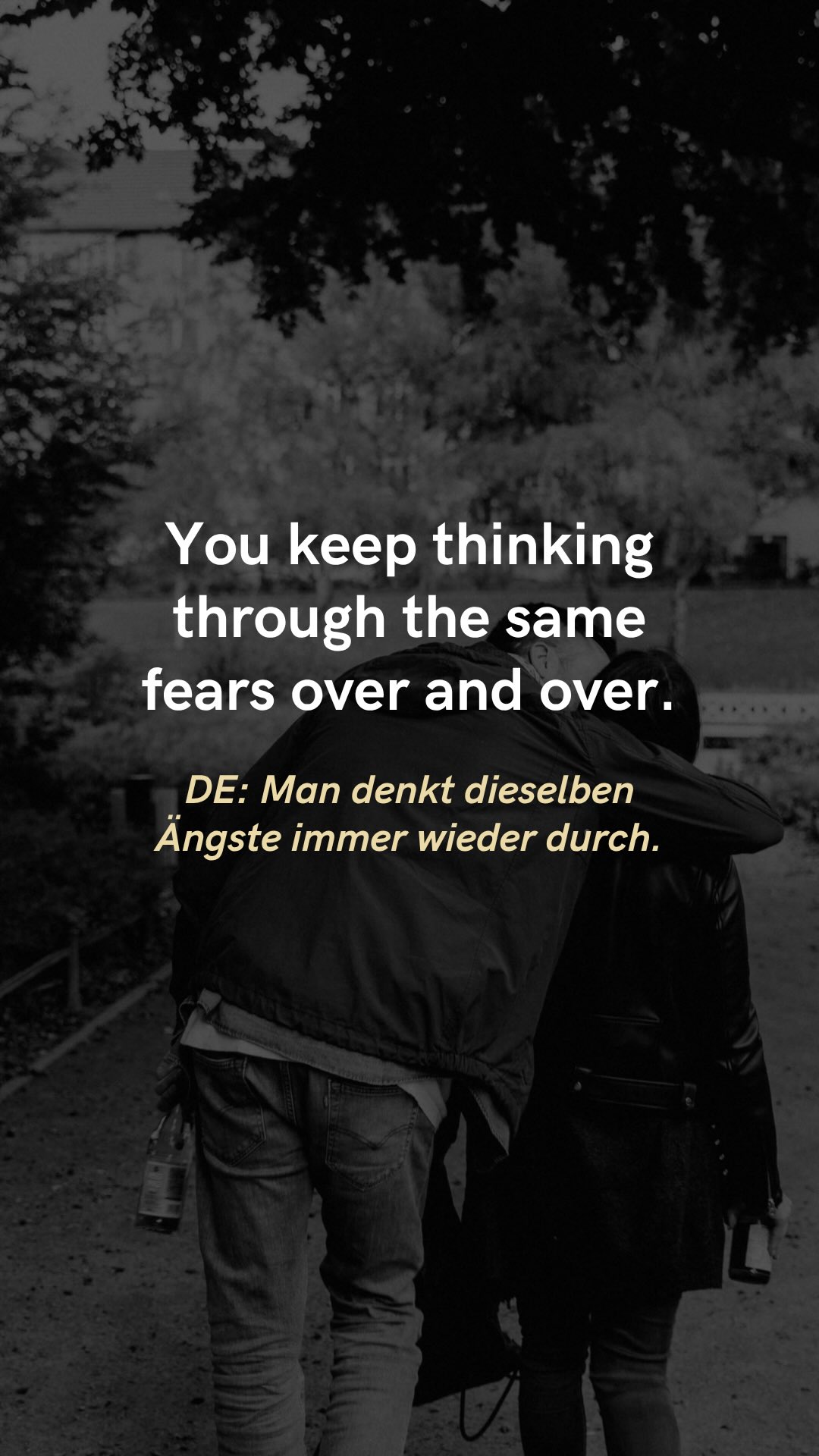Manchmal wird die Stimme im eigenen Kopf so laut, dass man irgendwann glaubt, sie wäre die Wahrheit.
Man denkt dieselben Ängste immer wieder durch.
Und dann teilt man es mit einer anderen Person oder einer Gruppe von Menschen, denen man vertraut.
Und auf einmal merkt man, dass da mehr ist als nur die Angst.
Andere Möglichkeiten.
Andere Perspektiven.
Und plötzlich entsteht das Gefühl, dass es vielleicht doch nicht so schwer ist, wie man die ganze Zeit dachte.
Was hätte sich in deinem Leben verändert, wenn du früher angefangen hättest, offen über deine Ängste zu sprechen?
#trauer #trauerbegleitung #verlust #mentalhealth #angst