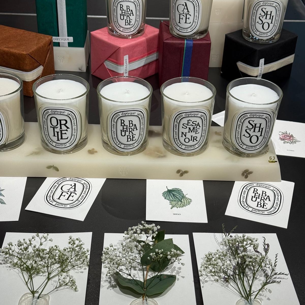We absolutely love creating these wax seals added to @diptyque purchases that secure botanical elements that are inspired by their Herbarium of Scents. Such a lovely finishing touch!
Thanks to the Battersea store for having us today and being so welcoming. #batterseapowerstation #fragrance #gifting #diptyque
