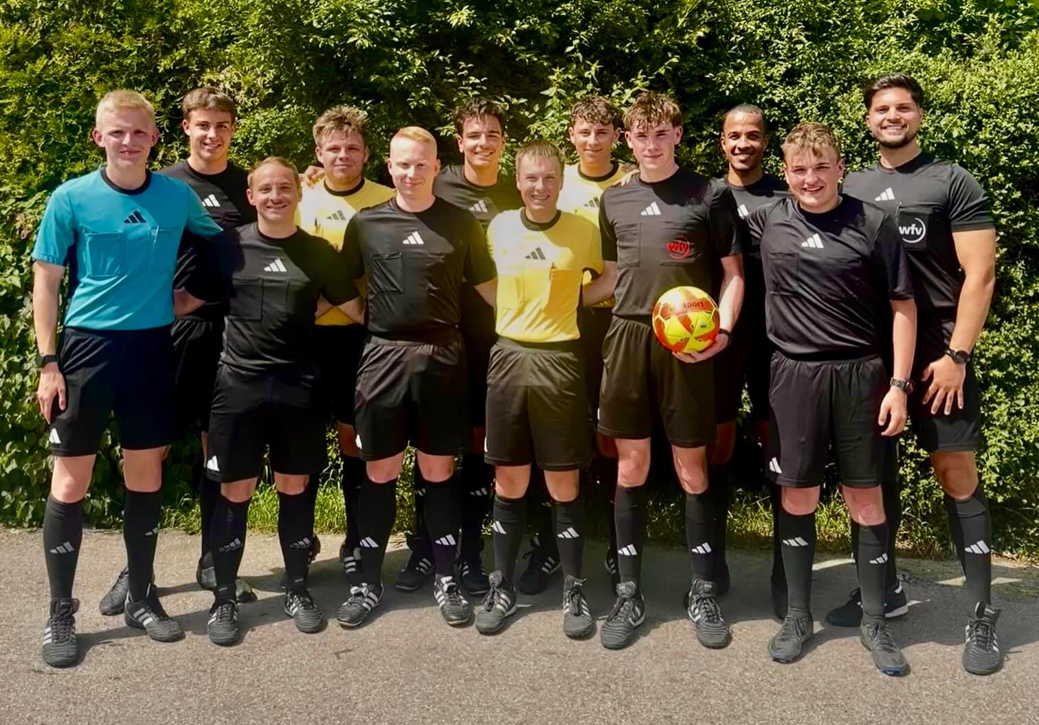 ⚽️Unsere Schiedsrichter beim 59. Internationalen U17-Pfingstturnier des SV Bonlanden ⚽️
Mit Stolz dürfen wir verkünden, dass unsere Schiedsrichter Maxi und Tim für das traditionsreiche 59. Internationale U17-Pfingstturnier des SV Bonlanden nominiert wurden. 👏
Bei einem hochklassig besetzten Turnier mit internationalen Nachwuchsteams repräsentierten die beiden unsere Gruppe mit starken Leistungen, Souveränität und viel Einsatz auf dem Platz. 💪⚽️
Solche Einsätze sind eine besondere Auszeichnung und zeigen die hervorragende Arbeit unserer Förderung. Wir gratulieren Maxi und Tim herzlich zu dieser verdienten Nominierung und ihrem gelungenen Auftritt!
Well Done✅
#schiedsrichter #wfv #ehrenamt #respektfürdenschiedsrichter #nachwuchs