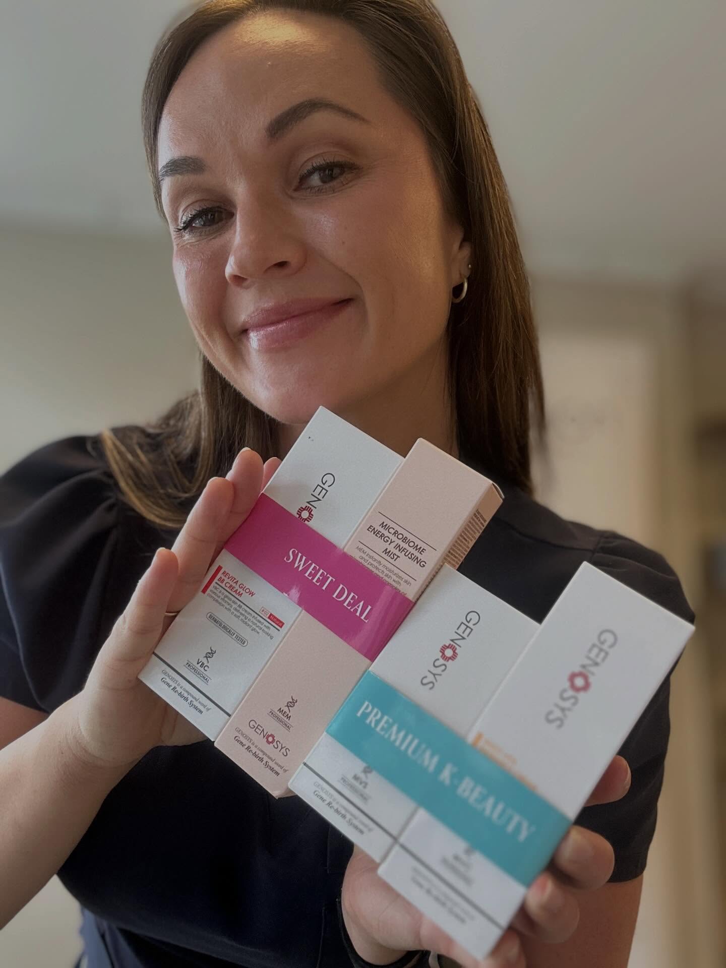 Har du ikke fått sjekket ut vår nyeste merkevare Genosys enda? Da er tiden inne nå, vi har SUPERdigge kampanjer hvor du får virkelig mye for pengene.🛍️
🍊 Kjøp Genosys solkrem eller BB-Cream, FÅ microbiome energizing mist (verdi 399,-)
🧡 C-vitamin serum og krem til KUN 999,-
Begge kampanjene er helt ideelle nå mot sommeren, og vi kan nesten garantere at du vil elske disse produktene 🫶🏼 De passer for absolutt alle, og er du ekstra gira på glødene hud kan vi varmt anbefale vår nyeste Glass Skin Facial med PDRN Bio-Meso - små marine svamper som inneholder polynukleotider, peptider og fukt, og gir en form for flytende microneedling effekt. Dette etterlater huden frisk og glødende i dagevis, og vi hjelper naturligvis å skreddersy den perfekte hjemmebehandlingsrutinen for å følge opp 🤌🏼
🍋 Kampanjene kan kjøpes i butikk og på nett - og husk at ved kjøp av produkter eller behandling for 1500,- eller mer, er vår Visia scan hudkonsultasjon gratis 🌸