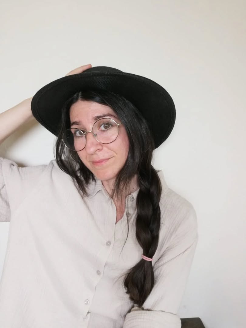 Am stat la povești cu Cristina Foarfă despre practica mea de atelier, relația noastră cu obiectele și cu noi înșine în era inteligentei artificiale.
Mulțumesc Cristina pentru prezență și curiozitate, e primul interviu în care m-am simțit văzută, ești una din femeile acelea care au capacitatea de a-l conține pe celalalt, pe care eu le numesc Eve... Și mulțumesc Elis Popescu și echipei Designist.ro pentru această oportunitate.
Găsiți interviul Cristinei Foarfă pe ZILE ȘI NOPȚI , link în bio!
PS: A fost mult și frumos weekend-ul ăsta la @madeinro.ro, voi scrie pe blog pe îndelete imediat ce termin cu despachetatul bagajelor și emoțiilor 🤍
Dar vreau să mulțumesc și aici echipei @designist.ro pentru așa frumoasă organizare, @krono.dc.bucharest pentru găzduire și vouă celor care ne-ați vizitat weekendul acesta!