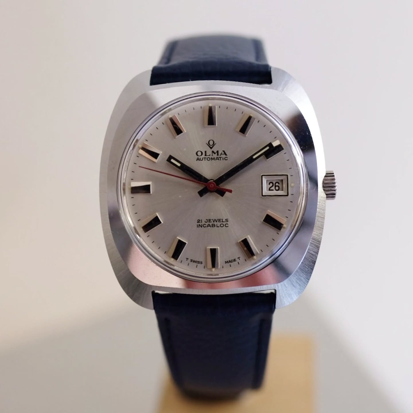 Till salu i verkstaden Olma Automatic i perfekt skick. Klockan är New old stock. Årsmodellen är tidigt 70tal och urverket är ett slitstarkt AS 1903 RN. Klockan är helrenoverad och säljs med ett snyggt Hirsch-band. Pris 6900:-
#tidlösaur #urmakeri #olmawatch #uppsala