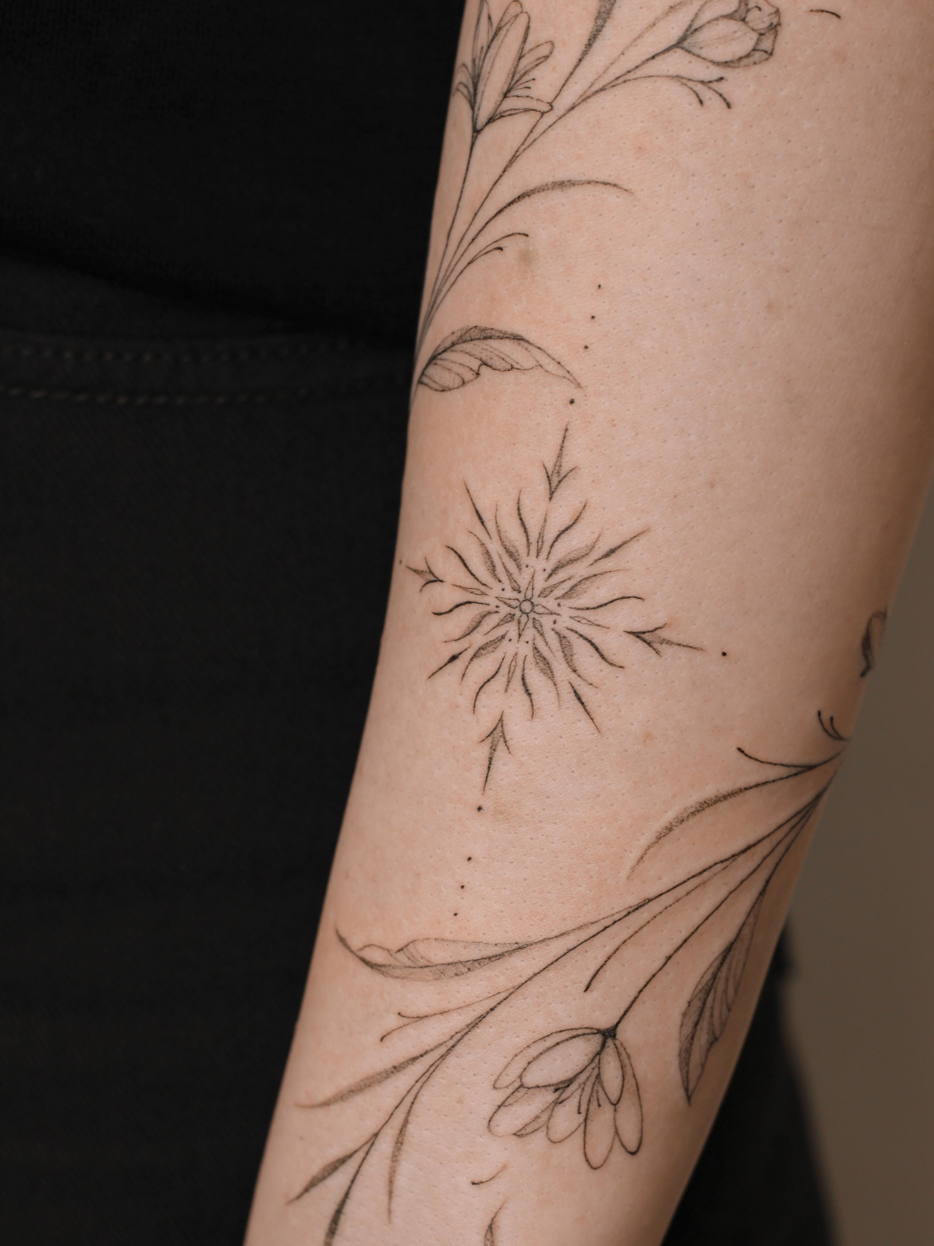 ❊ Floral bracelet & elegant ornament ❊
#tattoovilnius #vilniustattoo #floraltattoo #fineline #vilnius