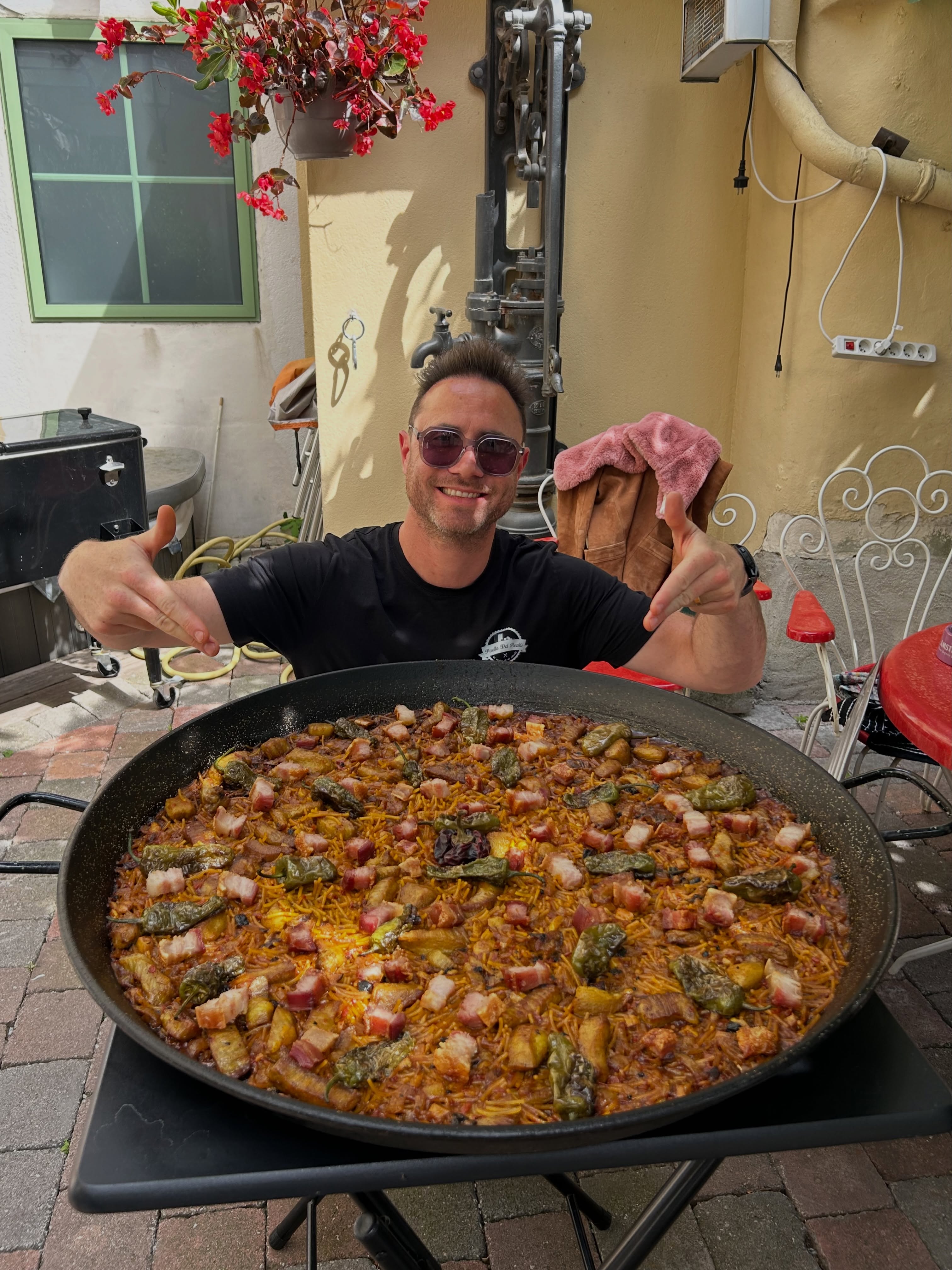 À travers les yeux d’Anthony - Mai 2026 ☀️
DÉCOUVRE NOTRE PAELLA SIGNATURE EN DERNIÈRE SLIDE 😍 !
1️⃣ Anthony et sa fideuà terre & Pimientos de Padrón 😎
2️⃣ Un beau mariage au domaine @enclosdelacroix
3️⃣ Notre planche mixte pour l’apéro d’anniversaire de Tatie ❤️
4️⃣ Paella en préparation pour un anniversaire à @saint_guilhem_le_desert
5️⃣ Pendant que papa travaille au Festival Food Truck de Fabrègues 🚚
6️⃣ Une des paellas terre préparée au Festival Food Truck de Fabrègues 🚚
7️⃣ La danseuse de flamenco @la_lisacarmen lors de la soirée Flamenco et Paella au @chateaudeflaugergues
8️⃣ Nos chefs cuisiniers en pleine préparation des paellas au @chateaudeflaugergues
9️⃣ Un joli buffet tapas dressé pour un cocktail de mariage 💍
🔟 La dream team au complet lors du mariage de M&T @domainedechristin
1️⃣1️⃣ Le chef concentré 👨🏻🍳
1️⃣2️⃣ On a cuisiné au FDI Stadium pour un événement du @mhb.events 🤾
1️⃣3️⃣ Une paella préparée en plein cœur des arceaux pour la fête des voisins au cabinet du @docteurmanonserre 🦷
1️⃣4️⃣ On a préparé le repas pour la soirée d’accueil du mariage de L&L 💍
1️⃣5️⃣ Bien installés au @mas_st_germain 😍
1️⃣6️⃣ Apéro d’anniversaire avec notre planche de charcuteries ibériques et manchego 🧀
1️⃣7️⃣ Notre paella signature accompagnée d’un supplément torrezno 😍