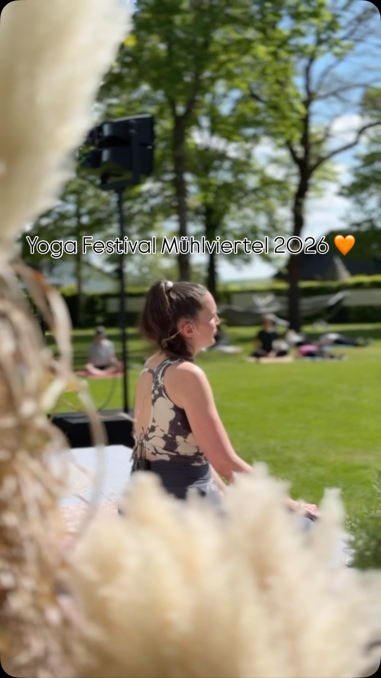 Ein Wochenende.
Eine Minute.
Und doch steckt darin so viel mehr als Worte jemals greifen könnten.
Das Yoga Festival Mühlviertel 2026 war nicht einfach ein Event.
Es war ein Raum, ein Erinnern, ein gemeinsames Atmen, ein Fallenlassen & ein Wiederfinden.
Zwischen Meditationen, Tränen, Lachen, Stille, Umarmungen, Journaling, Bewegung und diesem unbeschreiblichen Gefühl von „Ich darf einfach sein“ ist etwas entstanden, das man nicht planen kann.
Etwas, das nur passiert, wenn Menschen mit offenem Herzen zusammenkommen.
Ich sehe diese Bilder und spüre noch immer die Energie im Körper 🧡
Die morgendliche Schüttelmeditation.
Die Worte auf der Bühne.
Die tiefen Blicke.
Das gemeinsame Chanten beim Circle of Grace.
Meine Tränen.
Unsere Tränen.
Diese ehrlichen Momente, in denen niemand perfekt sein musste.
Und genau das ist es, was dieses Festival für mich bedeutet:
Verbindung 🫶🏻
Danke an jeden einzelnen Menschen, der dieses Wochenende mitgetragen, mitgefühlt und miterschaffen hat.
Danke für euer Vertrauen.
Danke für eure Offenheit.
Danke, dass ihr euch gezeigt habt.
Ich glaube, wir alle nehmen mehr mit nach Hause als nur Erinnerungen.
Wir nehmen ein Gefühl mit und vielleicht auch ein kleines Stück mehr von uns selbst ✨
Yoga Festival Mühlviertel 2027
04.–06. Juni
Wir sehen uns wieder 🧡
#yogafestival #mühlviertel #guglwald #unbound #miriambirngruber