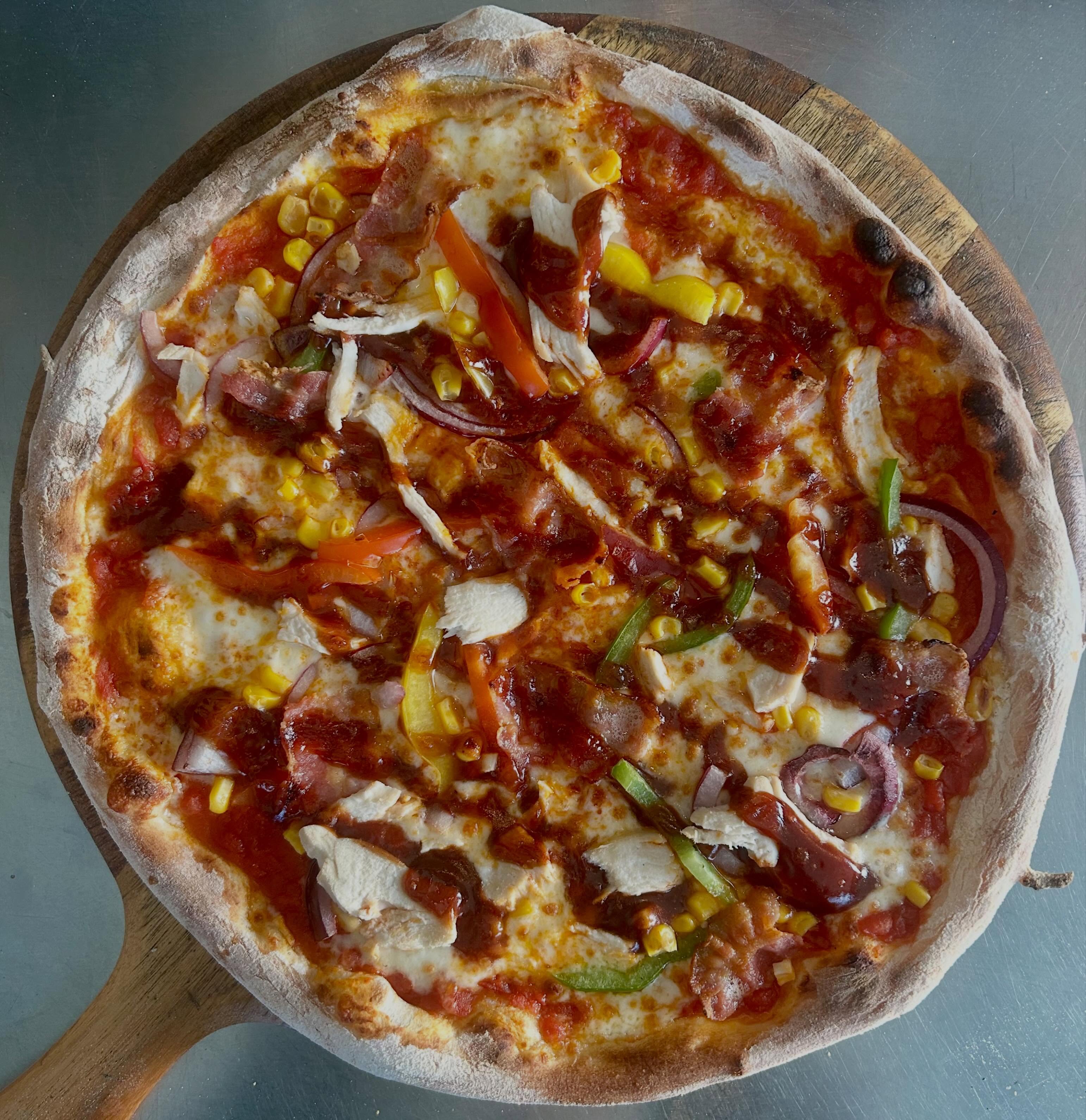Did someone say bbq?
Our lovely Bbq Chicken 😋
#bbq #chicken #pizza #yum