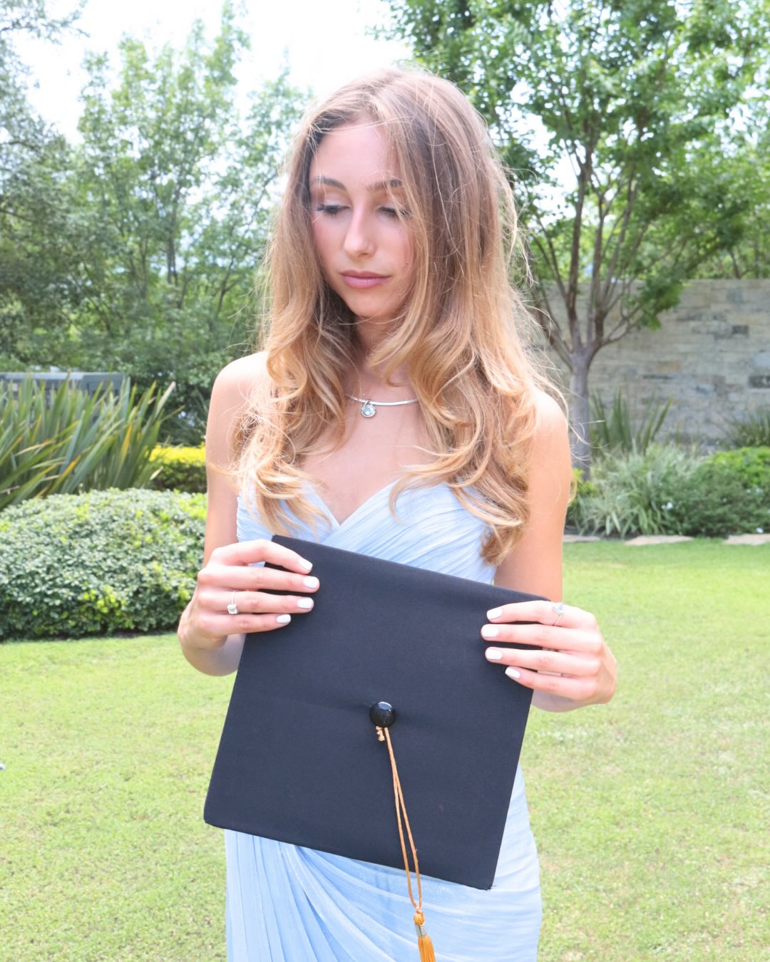 Topacio azul, en recuerdos que duran para siempre 🩵🎓
El regalo perfecto de graduación sí existe!! joyería timeless para celebrar cada logro ✨
Amamos crear esta campaña junto a Mosaika + @__dressrental__ 🤍
#MosaikaJoyas #TopacioAzul #GradGift #FineJewelry #dressrental