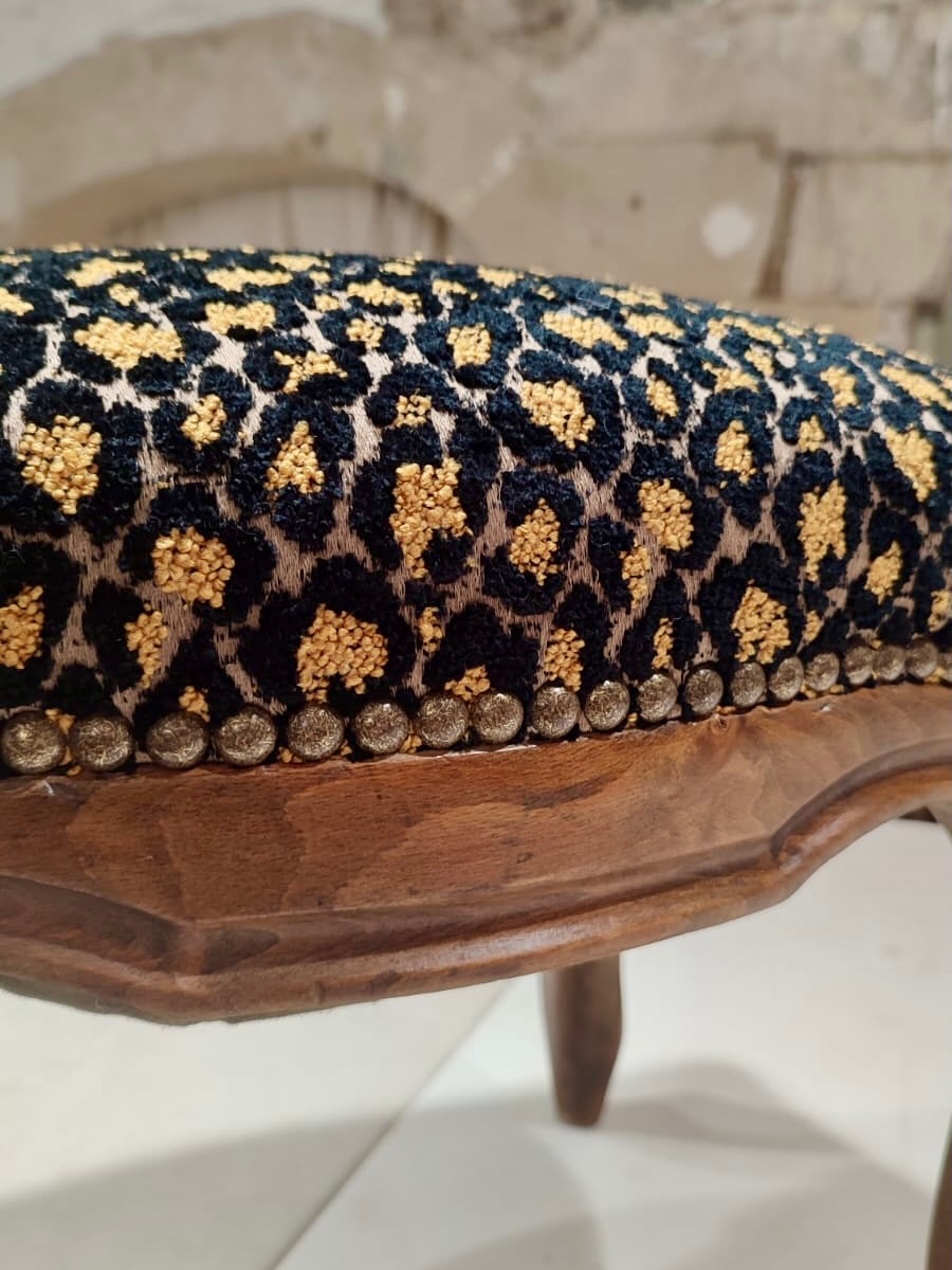 Recouverture originale et dans l’air du temps pour ce petit tabouret d’appoint dans un tissé léopard aux couleurs vives.
@chivassobyjabanstoetz wild hearth