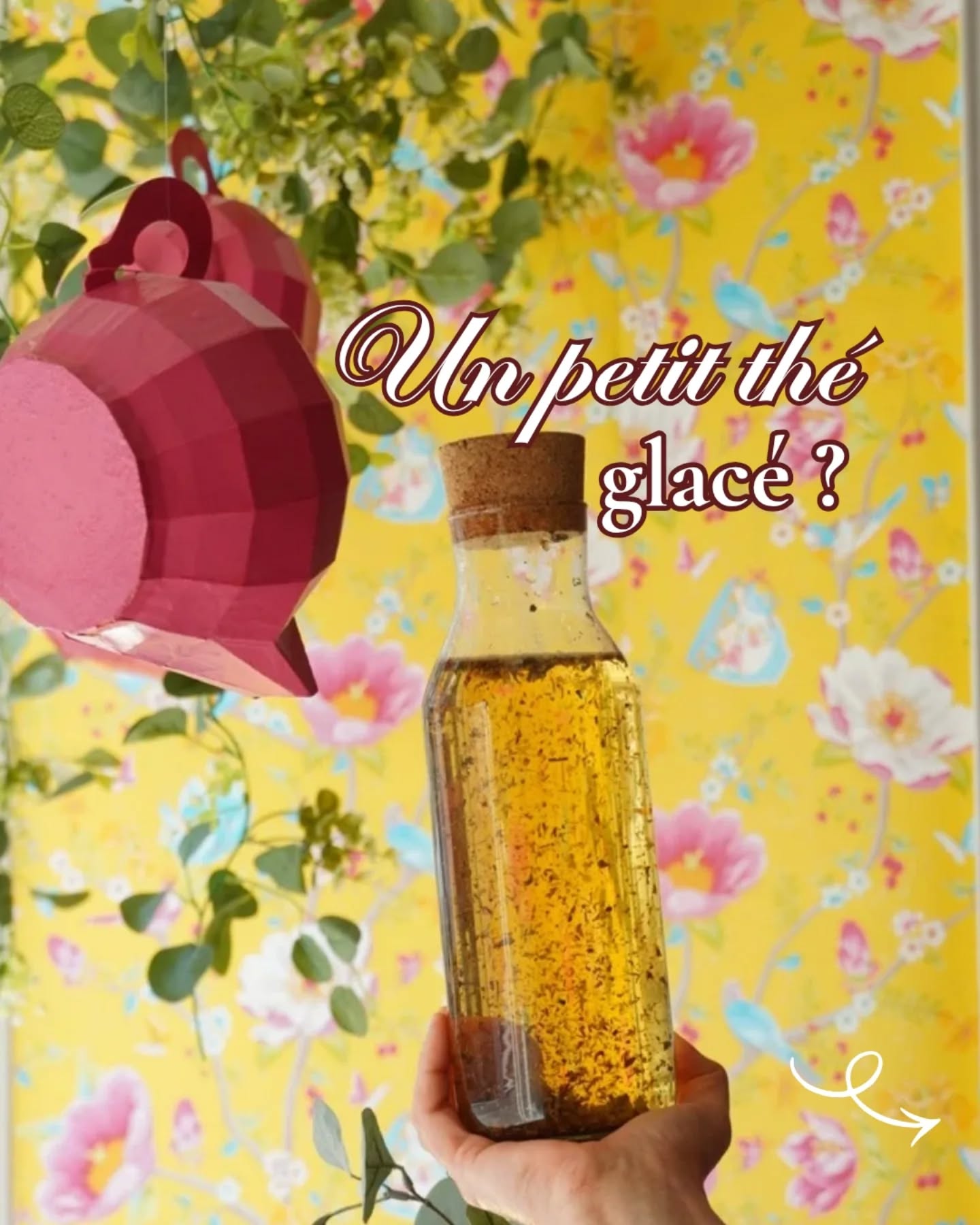 Envie de fraîcheur en ce moment ? 🧊🍃
Quand il fait beau, j’aime préparer mes thés glacés maison très simplement : une carafe, de l’eau froide, un bon thé, un peu de patience au frais, et c’est tout 😉
Ma méthode est toute simple, dans 1 litre d’eau froide, je mets : 1 cuillère à soupe de thé ou 2 cuillères à soupe de tisane, de rooibos ou d'infusion 🍃
Je laisse infuser à température ambiante ou au frigo : 2 heures pour un thé vert, 3 heures pour un thé noir et une nuit pour une tisane, un rooibos ou une eau de fruits 🌿
Ensuite, je filtre, je sers bien frais, avec quelques glaçons si j’en ai envie 🍹
Voici mes préférés du moment.
❣️ Jardin Rouge
Un rooibos vert non fermenté, à la fraise, à la vanille et au pamplemousse.
💛 Lundi Light
Un thé vert Sencha du Japon au citron, à la citronnelle et au gingembre. C’est mon choix fraîcheur par excellence.
🧡 Exotic Olympic
Un thé noir aux fruits de la passion, à la mangue et à l’ananas. Il a ce côté solaire, presque cocktail sans alcool.
💚 Spring Blend
Un thé noir fruité à la poire et à la pêche. Très doux, très facile à aimer, avec une fraîcheur tendre et gourmande.
🩷 Malesherbes
Un grand classique de la Maison, un thé vert au fruit de la passion, à la pêche de vigne et à la fraise des bois.
💧Mon astuce en plus : je mets les feuilles directement en vrac dans la carafe ou dans la théière quand c’est possible. Elles s’ouvrent mieux, les arômes se diffusent davantage.
Les thés glacés sont disponibles en boutique et sur le site, lien en bio.
📍 Boutique au 27 rue Marceau à Tours
🛍 Boutique en ligne (lien en bio)
#betjemanandbarton #theglace #boutiquedethe #theetinfusion #toursmaville