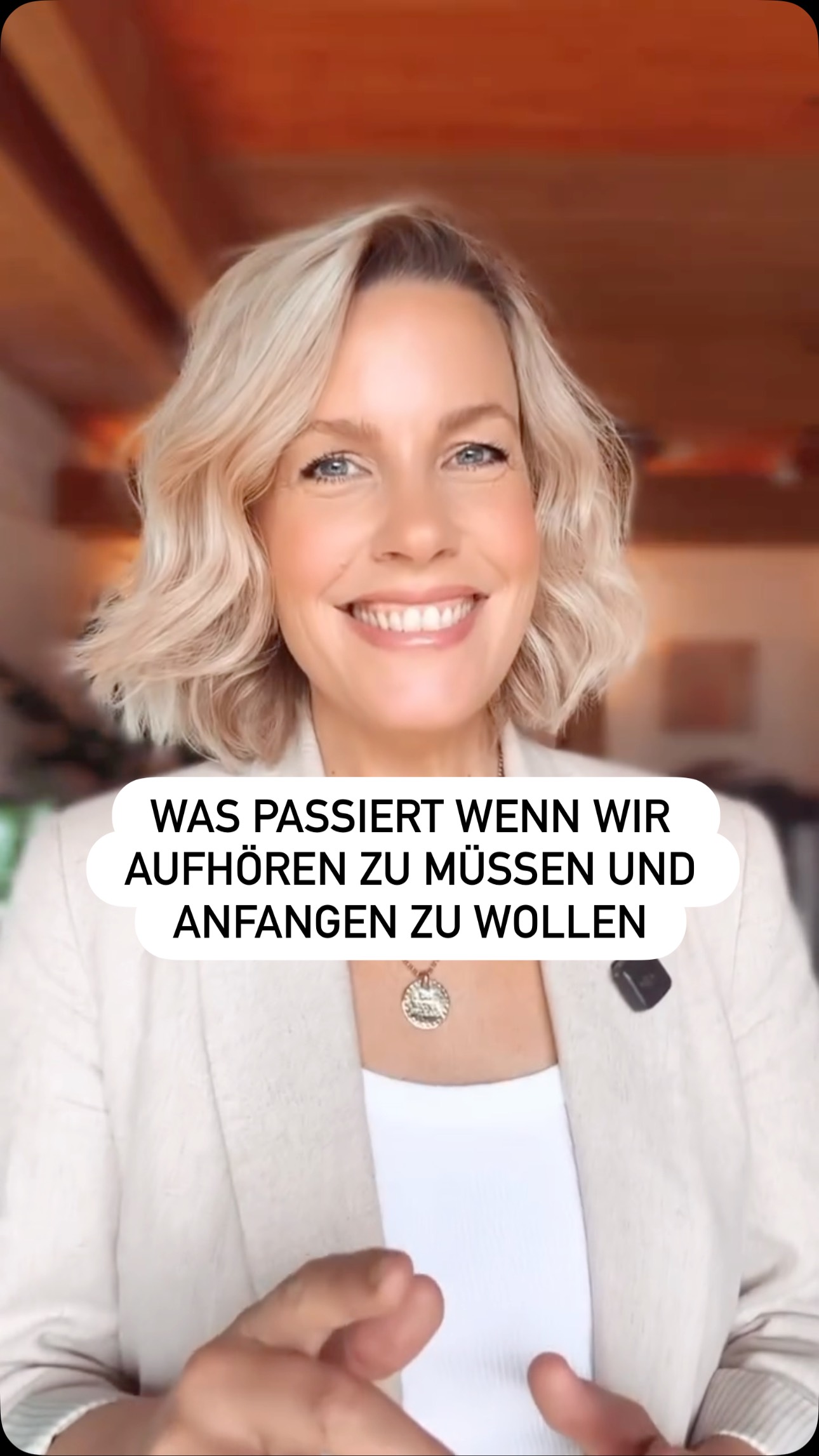 ✨✨✨✨✨✨✨✨✨✨✨
Wir müssen nicht mehr müssen.
Wir dürfen warten, bis wir wollen.
Den Satz habe ich vor ein paar Jahren gehört und gemerkt: er geht sehr in Resonanz.
Wollen und müssen haben eine sehr unterschiedliche Energie. Wenn du dir mehr Leichtigkeit und Erfüllung in deinem Job wünscht darf du warten bis du WILLST.
Was du aus dem Müssen tust, kostet dich Energie.
Was du aus dem Wollen tust, gibt dir welche zurück.
Manchmal warte ich ein bisschen, bis ich das Gefühl habe: jetzt kann ich den nächsten Schritt gehen.
Wollen kommt von INNEN. Müssen von AUSSEN.
Das was dich zieht entsteht immer aus deinem Herzen und der Kraft der Leidenschaft und Neugierde!!
Es ist aber auch nicht immer leicht sich abzugrenzen gegenüber denen, die Ansprüche an uns stellen.
Aber am Ende geht es um dich und dein leuchten.
Wie sieht es bei dir aus?
Müssen oder wollen?
Liebste Grüße aus der sonnigen Nordheide
Deine Lotta
💫