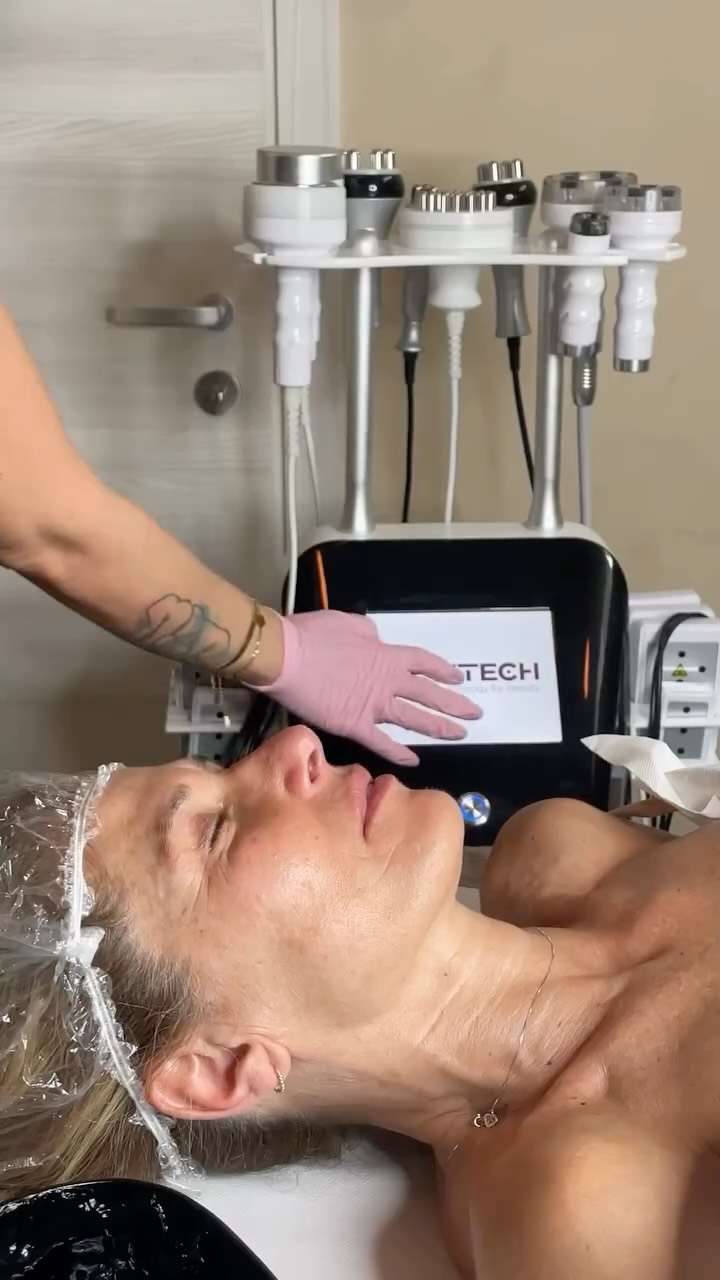 L’estate sta arrivando… ☀️
e preparare la pelle nel modo giusto fa davvero la differenza ✨
Il nostro trattamento viso 8 step è pensato proprio per questo: purificare, idratare, illuminare e rigenerare la pelle prima dell’esposizione al sole 🤍
Detersione profonda, scrub ai microgranuli, radiofrequenza, maschera con lampada LED, massaggio viso e aromaterapia… un vero momento di benessere che lascia la pelle fresca, compatta e luminosa ✨
Prendersi cura della pelle prima dell’estate significa avere un’abbronzatura più uniforme, una pelle più sana e un viso visibilmente più luminoso 🌸
📍Tres Jolie Beauty & Hair Atelier – Dragona Roma
#trattamentoviso #skincareitalia #radiofrequenzaviso #beautyroma #esteticaroma