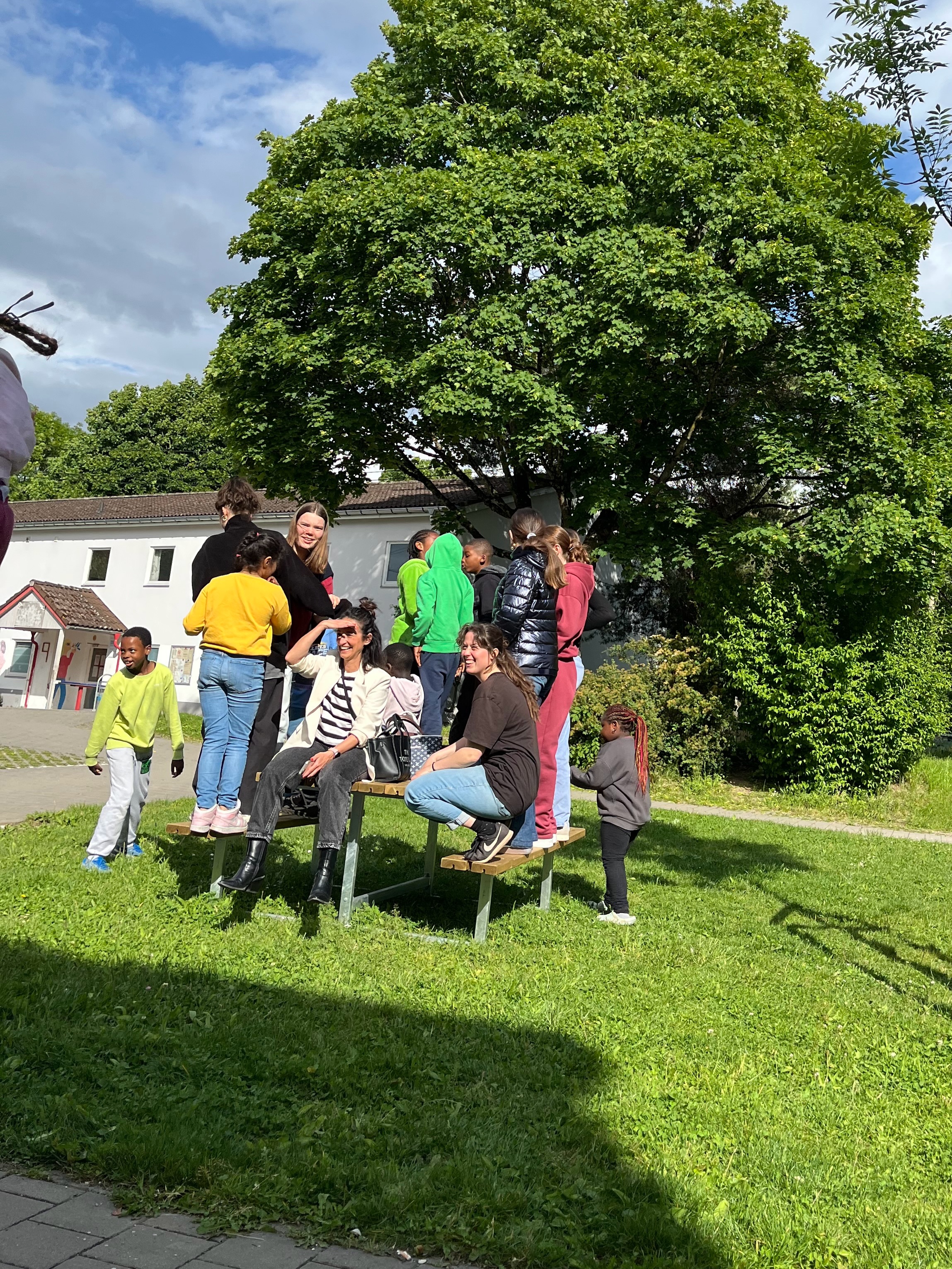 Manchmal braucht es gar nicht viel, um Kindern eine große Freude zu machen. 💚
Vergangenen Mittwoch waren Yvonne von @wirhelfenkindernev und drei engagierte Schülerinnen gemeinsam mit unseren Mitarbeitenden in der Gemeinschaftsunterkunft in der Bissierstraße in Freiburg zu Besuch und hatten selbstgebackenen Kuchen als Überraschung für die Kinder dabei. 🍪✨
Die Freude war riesig. Es wurde gemeinsam gelacht, erzählt und gespielt. Ein richtig schöner Abschluss nach einem langen Schultag.
Solche Momente zeigen uns immer wieder: Schon kleine Gesten können den Alltag von Kindern heller machen und echte Verbundenheit schaffen.
Danke an alle Beteiligten für diesen liebevollen Nachmittag 💚
#freiburg #gemeinsamstark #kinderfreude #engagement