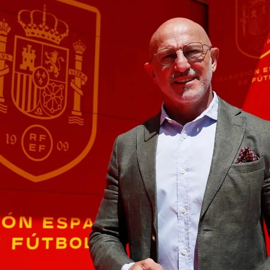 España dio a conocer su lista de convocados para el Mundial; el 26 de junio juega con Uruguay en Guadalajara
Se acerca el campeonato mundial de fútbol y las distintas selecciones van dando a conocer la lista de sus convocados, en algunos casos con formidables presentaciones audiovisuales, en el caso de Gran Bretaña acompañada por música de The Beatles.
Esta mañana fue el turno de España, con un video que tiene como narrador protagonista al técnico Luis de la Fuente, que apunta a la emotividad y a destacar que todos son partícipes del proceso de selección. En ese contexto, distintas personas de diferentes oficios van mencionando los nombres de futbolistas, incluido el rey Felipe, que ya anunció que viajará a México a ver el encuentro con Uruguay. España y Uruguay comparten grupo con Arabia Saudita y Cabo Verde.
Los futbolistas españoles convocados para el mundial son: los goleros Unai Simón, David Raya y Joan García; los defensas Pedro Porro, Marcos Llorente, Laporte, Cubarsí, Pubill, Eric García, Cucurella y Grimaldo; los mediocampistas Rodri, Zubimendi, Pedri, Mikel Merino, Fabián Ruiz, Dani Olmo y Gavi; y los delanteros Nico Williams, Baena, Oyarzabal, Ferran, Borja Iglesias, Yeremy Pino, Lamine Yamal y Víctor Muñoz. España dio a conocer su lista de convocados para el Mundial; el 26 de junio juega con Uruguay en Guadalajara
Se acerca el campeonato mundial de fútbol y las distintas selecciones van dando a conocer la lista de sus convocados, en algunos casos con formidables presentaciones audiovisuales, en el caso de Gran Bretaña acompañada por música de The Beatles.
Esta mañana fue el turno de España, con un video que tiene como narrador protagonista al técnico Luis de la Fuente, que apunta a la emotividad y a destacar que todos son partícipes del proceso de selección. En ese contexto, distintas personas de diferentes oficios van mencionando los nombres de futbolistas, incluido el rey Felipe, que ya anunció que viajará a México a ver el encuentro con Uruguay. España y Uruguay comparten grupo con Arabia Saudita y Cabo Verde.
Los futbolistas españoles convocados para el mundial son: los goleros Unai Simón, David Raya y Joan García; los defensas Pedro Porro, Marcos Llorente, Laporte, Cubarsí, Pubill, Eric García, Cucurella y Grimaldo; los mediocampistas Rodri, Zubimendi, Pedri, Mikel Merino, Fabián Ruiz, Dani Olmo y Gavi; y los delanteros Nico Williams, Baena, Oyarzabal, Ferran, Borja Iglesias, Yeremy Pino, Lamine Yamal y Víctor Muñoz.