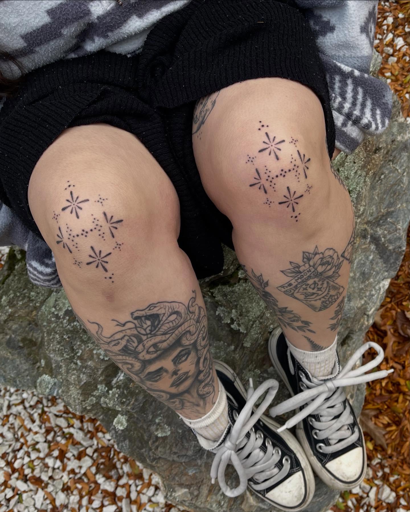 Handpoked knees by @tendertattzz to book a handpoked tattoo with Kylie contact her directly
#wanakatattoo #queenstowntattoo #handpoked