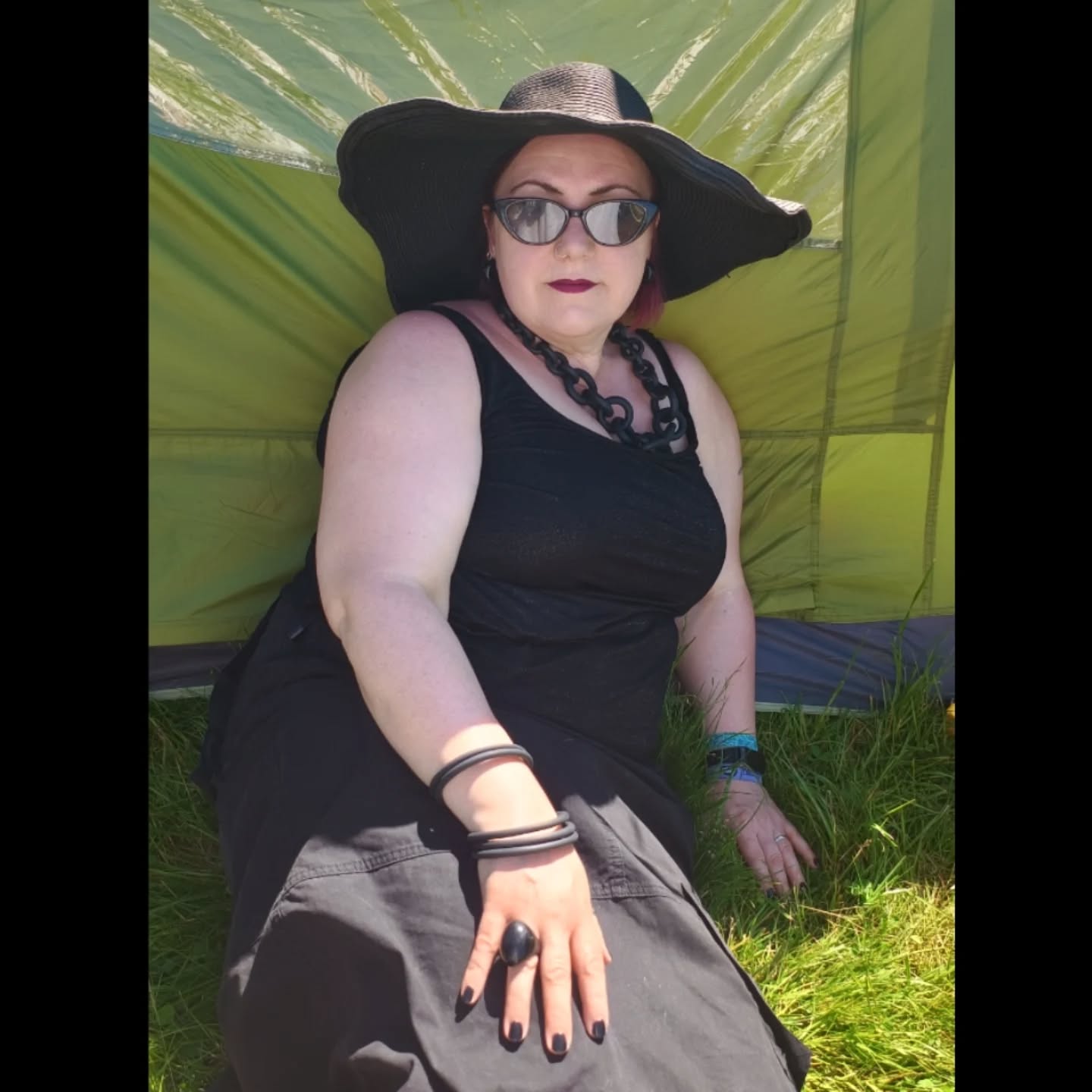 The only bit of shade I could find on the hottest day of the year. A Goth in the sunshine 🖤 @beardedtheoryfestival
#gothofinstagram #gothstagram #gothlife #summergoth #gothaesthetic