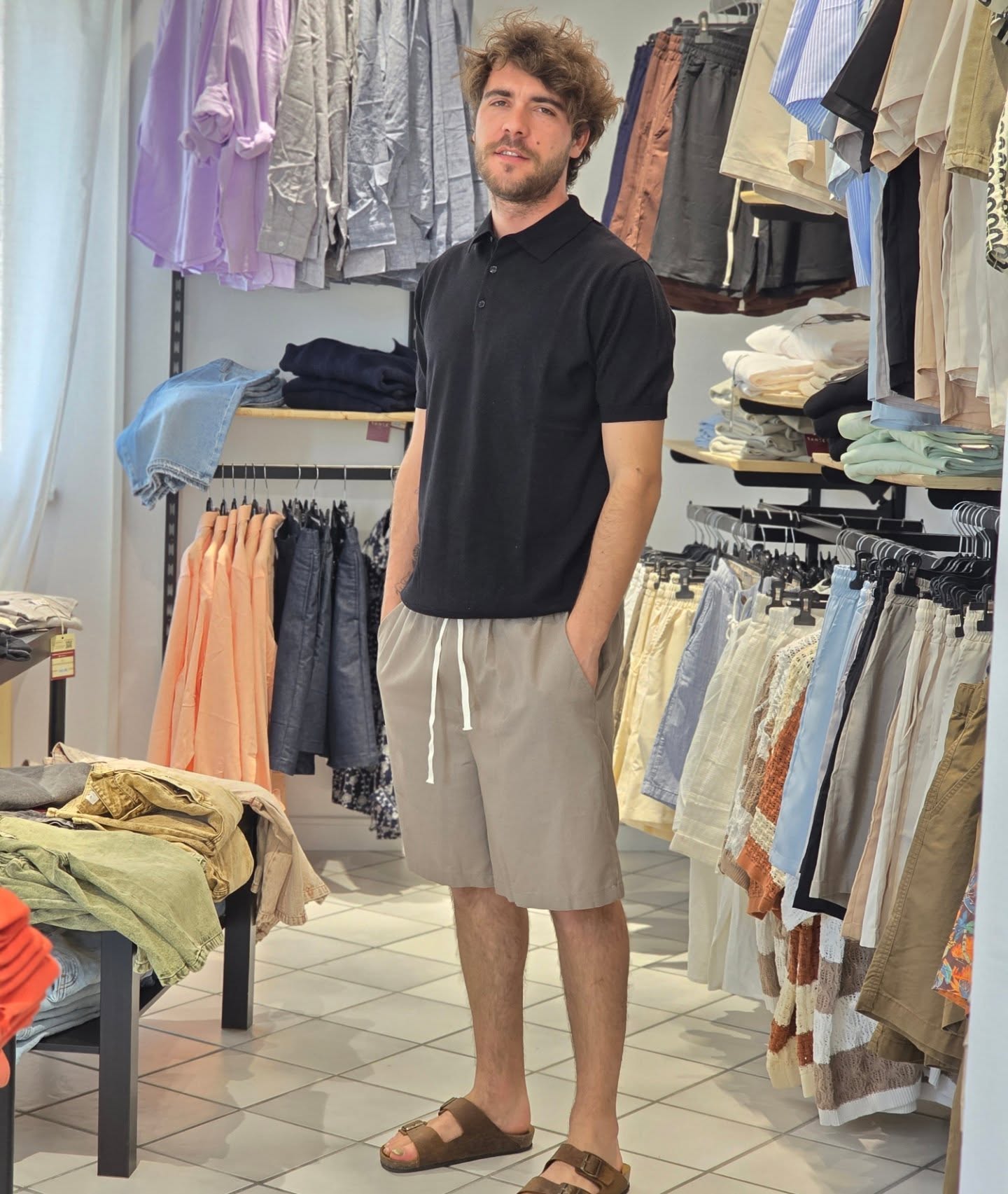 Weekend lungo FANCE: nuovi arrivi + appuntamenti belli pieni 🔥
Dal 30 maggio al 2 giugno ci trovate tra mercati, fiere, serali e negozio con tanta roba estiva appena arrivata.
Costumi, bermuda, short, camicie leggere, pantaloni freschi, capi in lino e nuovi arrivi pronti da provare.
In questi giorni trovate FANCE qui:
📍 Sabato 30 maggio
Mercati: San Mauro Pascoli • Rimini • Cesena
8:00–12:30
Negozio aperto: 9:30–13:30 / 16:00–19:30
📍 Domenica 31 maggio
Cervia — Domenica Extra
Via Roma, davanti al Bar Picnic
9:30–22:30
📍 31 maggio + 1 giugno
Cesenatico — Fiera delle Pentecoste
Viale Carducci
9:30–22:30
📍 Lunedì 1 giugno
Gatteo Mare
8:30–12:30
Postazione fissa: dal Ristorante Orfeo verso il mare, sulla destra.
📍 Lunedì sera
Cesenatico — mercato serale
Viale Cesare Abba, di fianco alla Piadineria da Rina
19:00–23:30
📍 Martedì 2 giugno
Negozio chiuso.
Ci trovate solo al mercato di Savignano sul Rubicone
8:00–12:30
Le foto del catalogo sono un assaggio di quello che è arrivato.
Se vedi qualcosa che ti piace, passa a provarlo o scrivici su WhatsApp.
Salva il post, così hai tutti gli appuntamenti sotto mano.
#fanceabbigliamento #fance #nuoviarrivi #estate2026 #abbigliamentouomo costumiuomo bermuda camicielino romagna mercati cesenatico cervia gatteomare savignanosulrubicone rimini cesena sanmauropascoli