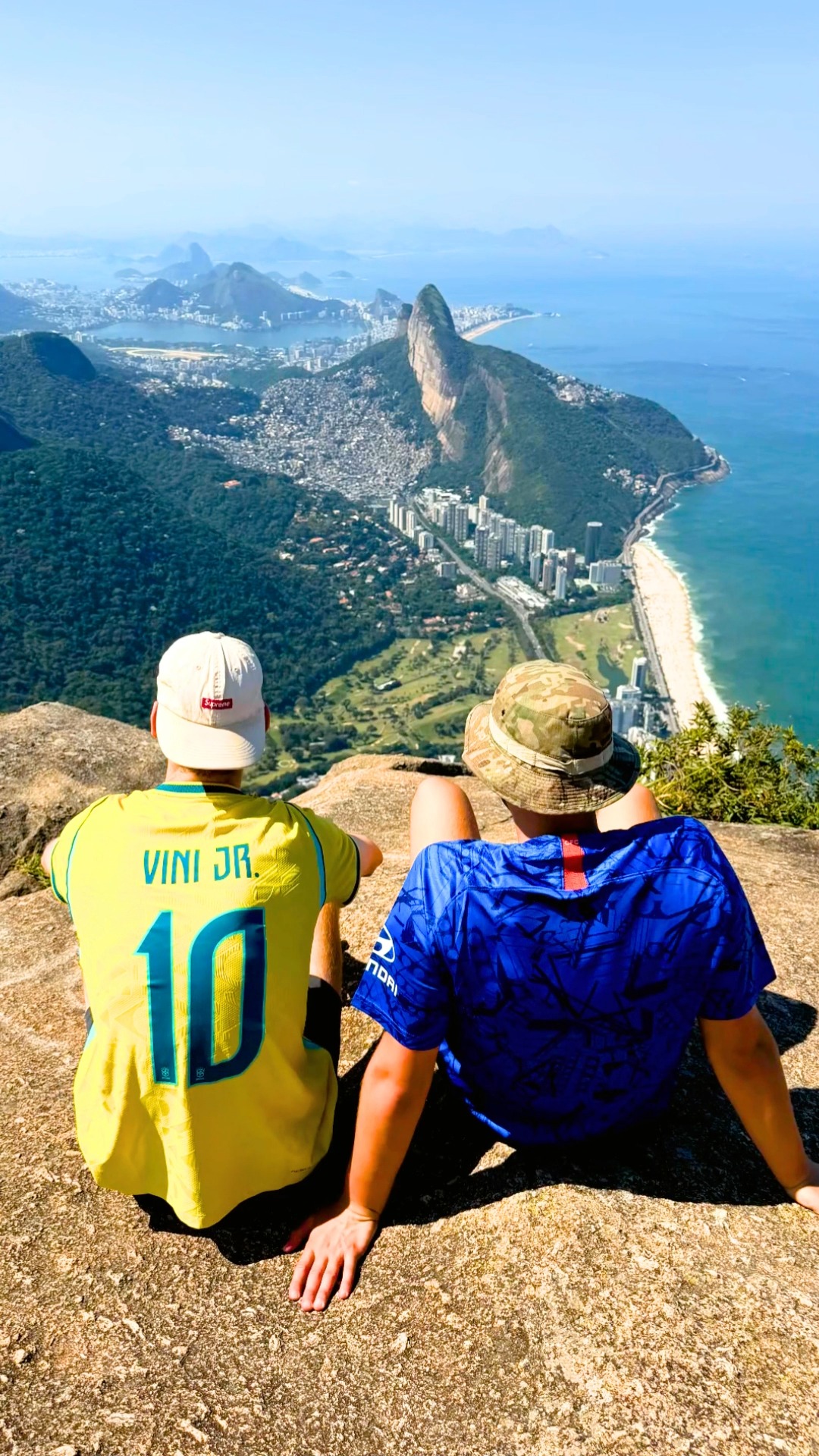 A trilha mais famosa e procurada do Rio e na minha opinião a melhor. Seja por todo o percurso com vistas incríveis, a sua dificuldade, escalada na Carrasqueira (ou rapel), sua imensidão e vista 360 graus da cidade de imponente montanha.
The most famous and sought-after trail in Rio, and in my opinion the best. Whether it's the entire route with incredible views, its difficulty, the climb on Carrasqueira (or rappelling), its immensity, and the 360-degree view of the city from an imposing mountain.
PEDRA DA GÁVEA:
https://www.rodrigoindiotours.com.br/pedra-da-gavea
AS MELHORES EXPERIÊNCIAS ESTÃO AQUI:
https://www.rodrigoindiotours.com.br/experiencias
MAIS UM DIA DE ÍNDIO
ANOTHER ÍNDIO DAY