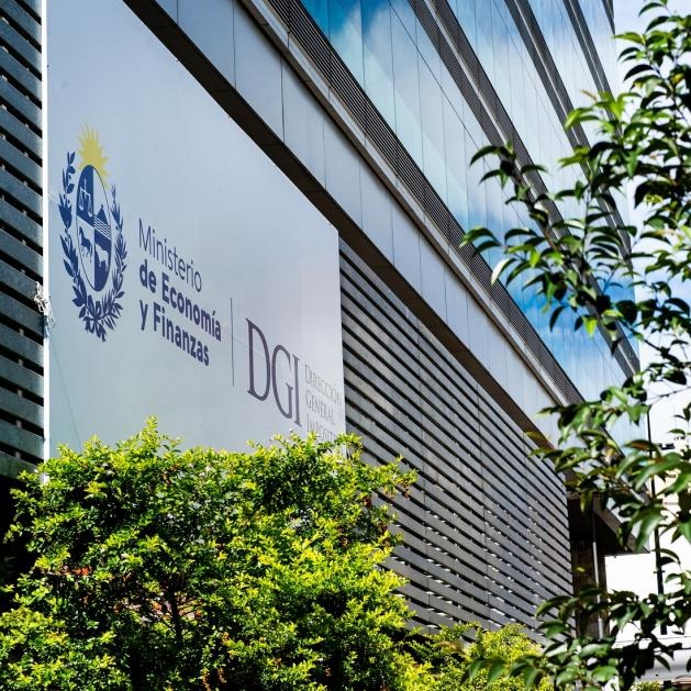 DGI prepara la devolución de IRPF 2025: cuándo se cobra y quiénes deberán hacer declaración
La Dirección General Impositiva puso en marcha la campaña correspondiente al IRPF del ejercicio 2025 y confirmó el cronograma para devoluciones, declaraciones juradas y asistencia a contribuyentes durante 2026.
El organismo informó que las primeras devoluciones comenzarán a pagarse desde mediados de junio para aquellos trabajadores dependientes que tengan saldo a favor y no estén obligados a presentar declaración jurada.
En paralelo, la DGI habilitará entre el 29 de junio y el 31 de agosto el período oficial para que los contribuyentes que sí deban declarar puedan completar el trámite.
Para acceder a los servicios en línea será indispensable contar con algún sistema de identificación habilitado. Entre las opciones disponibles figuran la cédula electrónica con chip activo, la identidad digital gestionada en redes de cobranza o dependencias autorizadas, y el usuario registrado de DGI con contraseña.
A través de la plataforma digital del organismo, los usuarios podrán verificar si cuentan con una devolución disponible, consultar el estado del trámite y conocer la fecha prevista de pago. Desde la administración tributaria también recomendaron revisar previamente que la cuenta bancaria registrada esté correctamente asociada al titular.
La DGI indicó además que desde fines de junio funcionará el servicio de asistencia para confeccionar declaraciones juradas, especialmente dirigido a quienes deban incorporar deducciones vinculadas a alquileres, préstamos hipotecarios u otros conceptos que puedan modificar el saldo final a devolver.
Obligados a declarar
Entre quienes deberán presentar declaración jurada se encuentran los trabajadores dependientes que durante 2025 hayan superado ingresos nominales de $963.510 y no hayan cobrado haberes en diciembre de ese año.
También tendrán obligación de declarar aquellos contribuyentes que hayan tenido más de un empleador o situaciones de multiempleo simultáneo, especialmente si no realizaron el formulario correspondiente ante la DGI.
*Nota completa, link en bio. DGI prepara la devolución de IRPF 2025: cuándo se cobra y quiénes deberán hacer declaración
La Dirección General Impositiva puso en marcha la campaña correspondiente al IRPF del ejercicio 2025 y confirmó el cronograma para devoluciones, declaraciones juradas y asistencia a contribuyentes durante 2026.
El organismo informó que las primeras devoluciones comenzarán a pagarse desde mediados de junio para aquellos trabajadores dependientes que tengan saldo a favor y no estén obligados a presentar declaración jurada.
En paralelo, la DGI habilitará entre el 29 de junio y el 31 de agosto el período oficial para que los contribuyentes que sí deban declarar puedan completar el trámite.
Para acceder a los servicios en línea será indispensable contar con algún sistema de identificación habilitado. Entre las opciones disponibles figuran la cédula electrónica con chip activo, la identidad digital gestionada en redes de cobranza o dependencias autorizadas, y el usuario registrado de DGI con contraseña.
A través de la plataforma digital del organismo, los usuarios podrán verificar si cuentan con una devolución disponible, consultar el estado del trámite y conocer la fecha prevista de pago. Desde la administración tributaria también recomendaron revisar previamente que la cuenta bancaria registrada esté correctamente asociada al titular.
La DGI indicó además que desde fines de junio funcionará el servicio de asistencia para confeccionar declaraciones juradas, especialmente dirigido a quienes deban incorporar deducciones vinculadas a alquileres, préstamos hipotecarios u otros conceptos que puedan modificar el saldo final a devolver.
Obligados a declarar
Entre quienes deberán presentar declaración jurada se encuentran los trabajadores dependientes que durante 2025 hayan superado ingresos nominales de $963.510 y no hayan cobrado haberes en diciembre de ese año.
También tendrán obligación de declarar aquellos contribuyentes que hayan tenido más de un empleador o situaciones de multiempleo simultáneo, especialmente si no realizaron el formulario correspondiente ante la DGI.
*Nota completa, link en bio.