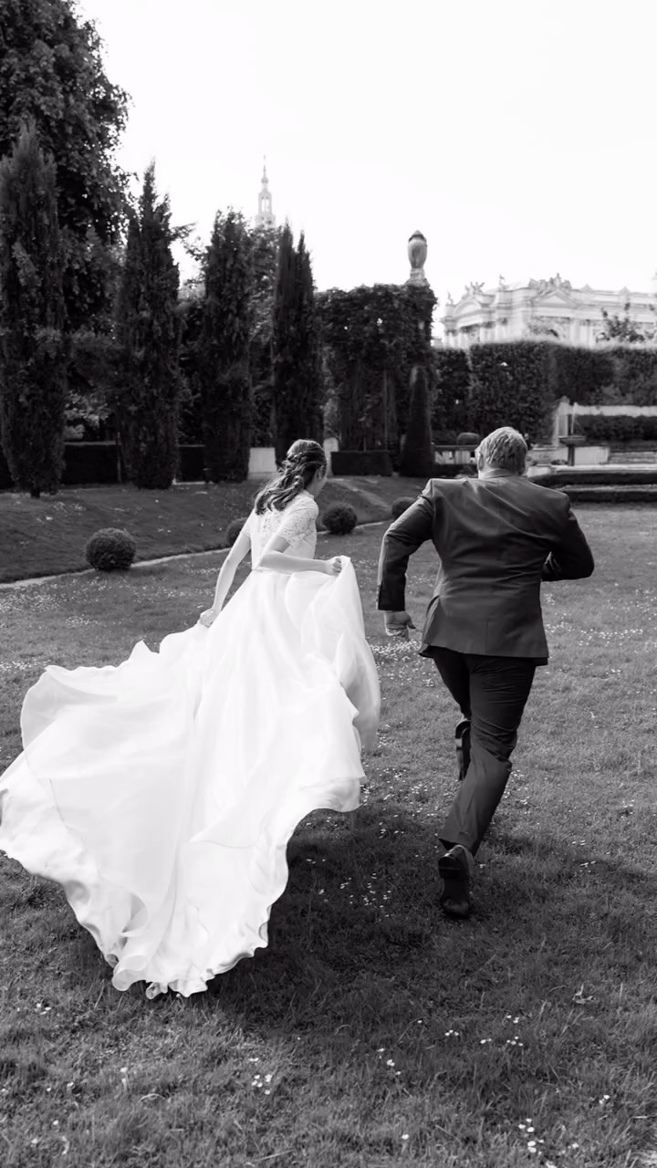 Es war mir eine so große Freude, eure Hochzeitsplanerin sein zu dürfen!
Die erste Preview von @clarabuchberger zeigt ein paar Eindrücke von der Traumhochzeit. Ich kann es kaum fassen, wie wunderschön die Galerie geworden ist.
Der Tag von D&N im @palaisniederoesterreich war einfach von der ersten bis zur letzten Sekunde voller unvergesslicher Momente.
#palaisniederösterreich #hochzeitwien #weddingplannerwien #hochzeitösterreich #heirateninwien