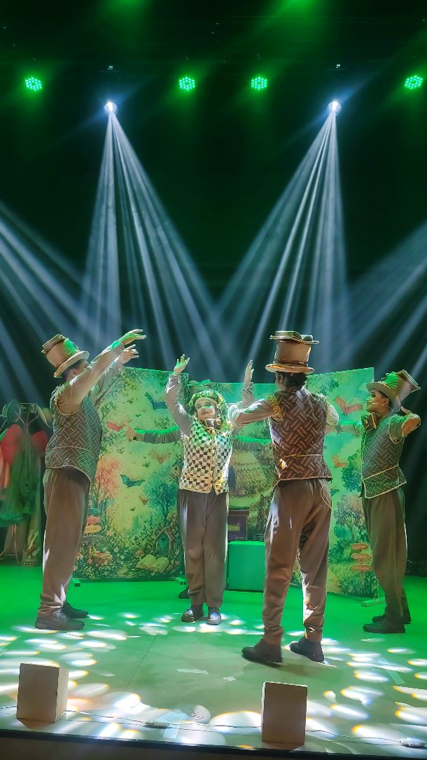 🎭✨ No último sábado, 23 de maio, o Teatro Marie Padille recebeu duas sessões gratuitas do espetáculo Histórias do Caixote, da Caixote Companhia de Artes, encantando o público em apresentações às 11h e 16h.
Além das apresentações, a manhã contou com uma oficina especial para crianças, criando momentos de aprendizado, criatividade e conexão com o universo artístico de forma leve e inspiradora. 💫
Com músicas autorais, figurinos incríveis e uma produção totalmente original, "Histórias du Caixote" emocionou crianças e adultos, reforçando o poder do teatro em despertar imaginação, sensibilidade e novos olhares sobre o mundo.
Nosso agradecimento à Du Caixote Companhia de Artes e à Roncato Produções por tornarem possível uma experiência cultural gratuita, acessível e tão especial para a comunidade. 🌟
O Teatro Marie Padille acredita que a arte deve chegar a todos, porque quando a cultura é acessível, ela transforma, aproxima e deixa memórias para toda a vida.
Obrigado a todos que estiveram conosco vivendo esse dia de magia, arte e encontros! ❤️✨
#TeatroMariePadi #HistóriasDoCaixote #CaixoteCompanhiaDeArtes #RoncattoProduções