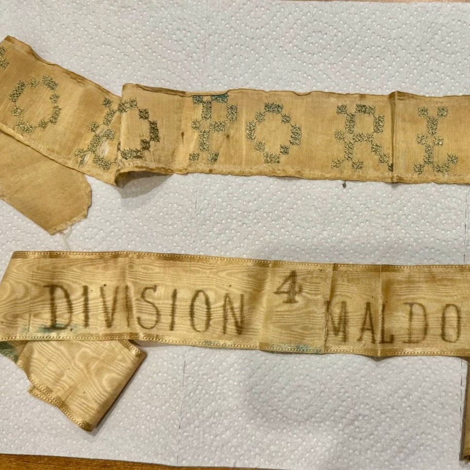 Una divisa de la División 4 de Maldonado, grandes campeones, armas del siglo XIX y documentos históricos: qué se puede conseguir en remate por El Cordobés
La subasta se realizará el 2 de junio a partir de las 18:00 hs de manera presencial en la casa del Partido Nacional, y de forma on line por Campo TV y la página del Partido Nacional. Tendrá 130 lotes divididos en 10 categorías.
Hace algunas semanas, el senador blanco Sebastián da Silva presentó Pantalla El Cordobés, una iniciativa que consiste en un remate para obtener fondos para restaurar la famosa estancia de Aparicio Saravia, que fue destruida por un temporal. El legislador hizo un llamado a que blancos realizaran donaciones, con las que se armó un amplio catálogo que está disponible.
Da Silva explicó a Portada que la restauración de la estancia tiene un costo de más de 100 mil dólares, de los cuales 75 mil ya se consiguieron con aportes de la dirigencia blanca, departamentales, o particulares.
Entre los 130 lotes, se encuentran animales de genética destacada, que se podrán adquirir a precios inferiores a los que se encuentran en ferias ganaderas. En la lista se encuentra un Toro Angus premiado, lechones, caballos criollos, potrillos, pollas, carneros -alguno premiado-, o perros border collie, entre otros.
También hay objetos de importancia histórica, como un poncho que perteneció a Jorge Larrañaga, un cuchillo que se utilizó en la batalla de Fray Marcos en 1904, vasos de las campañas de Luis Alberto de Herrera de 1926 y 1928 y un retrato suyo donados por Luis Alberto Lacalle Herrera, un documento de la Guerra Grande, medallas de figuras históricas, o un Winchester de 1926, entre los distintos lotes.
También hay bozales, botas, miel, chapas para parrilleros, rastras, espumantes, mandiles, esculturas, guitarras, libros, porteras, semillas para el pasto, portones, y cuadros.
“Es el Partido Nacional mismo, el que dona un libro, una polla, una burra, un charre para los anticuarios, que van a tener mucho rebusque porque después lo restauran”, explicó Da Silva. Agregó que los nombres de quienes colaboren quedarán inscriptos en una pared de la estancia. Una divisa de la División 4 de Maldonado, grandes campeones, armas del siglo XIX y documentos históricos: qué se puede conseguir en remate por El Cordobés
La subasta se realizará el 2 de junio a partir de las 18:00 hs de manera presencial en la casa del Partido Nacional, y de forma on line por Campo TV y la página del Partido Nacional. Tendrá 130 lotes divididos en 10 categorías.
Hace algunas semanas, el senador blanco Sebastián da Silva presentó Pantalla El Cordobés, una iniciativa que consiste en un remate para obtener fondos para restaurar la famosa estancia de Aparicio Saravia, que fue destruida por un temporal. El legislador hizo un llamado a que blancos realizaran donaciones, con las que se armó un amplio catálogo que está disponible.
Da Silva explicó a Portada que la restauración de la estancia tiene un costo de más de 100 mil dólares, de los cuales 75 mil ya se consiguieron con aportes de la dirigencia blanca, departamentales, o particulares.
Entre los 130 lotes, se encuentran animales de genética destacada, que se podrán adquirir a precios inferiores a los que se encuentran en ferias ganaderas. En la lista se encuentra un Toro Angus premiado, lechones, caballos criollos, potrillos, pollas, carneros -alguno premiado-, o perros border collie, entre otros.
También hay objetos de importancia histórica, como un poncho que perteneció a Jorge Larrañaga, un cuchillo que se utilizó en la batalla de Fray Marcos en 1904, vasos de las campañas de Luis Alberto de Herrera de 1926 y 1928 y un retrato suyo donados por Luis Alberto Lacalle Herrera, un documento de la Guerra Grande, medallas de figuras históricas, o un Winchester de 1926, entre los distintos lotes.
También hay bozales, botas, miel, chapas para parrilleros, rastras, espumantes, mandiles, esculturas, guitarras, libros, porteras, semillas para el pasto, portones, y cuadros.
“Es el Partido Nacional mismo, el que dona un libro, una polla, una burra, un charre para los anticuarios, que van a tener mucho rebusque porque después lo restauran”, explicó Da Silva. Agregó que los nombres de quienes colaboren quedarán inscriptos en una pared de la estancia.