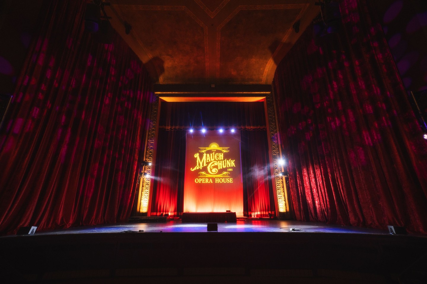 There's a lot to look forward to at the Mauch Chunk Opera House! Coming up in June:
6/4 - Willy Porter
6/13 - Hunkajunk
6/14 - Shelby Means
6/18 - Katie Henry
6/20 - Mitch Fatel
6/25 - Songbirds: PA's Finest Songwriters
Get tickets and see our full schedule at mcohjt.com
#JimThorpe #JimThorpePA #VisitJimThorpePA #poconos #poconotourism
Photo by @mustacheimager